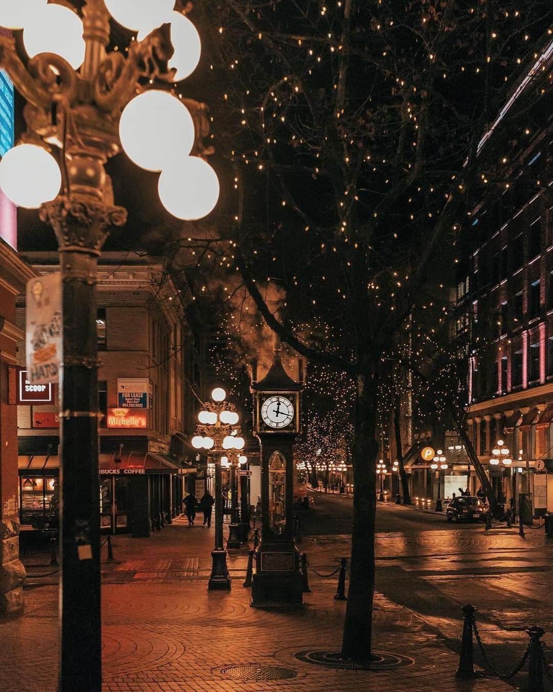 Explore Canadaさんのインスタグラム写真 - (Explore CanadaInstagram)「Today's #CanadaSpotlight is on @inside_vancouver!⁠⠀ ⁠⠀ Surrounded by sparkling ocean, towering snow-capped mountains and luscious rainforest, you'll find the beautiful city of Vancouver. Here are just a few things we love about this city:⁠⠀ ⁠⠀ ❤️ It's a gateway to adventure! There is so much to do in the surrounding areas of Vancouver, whether you're into snowsports, mountain biking, hiking or watersports, the opportunities are endless. ⁠⠀ 💙 Watching the sun set over the ocean and seeing the skyline light up in golden colours is an experience that will take your breath away!⁠⠀ 💛 Vancouver's vibrant and diverse neighbourhoods are filled with colourful murals, friendly locals and interesting architecture.⁠⠀ 🧡 An epic culinary scene, from fresh seafood and farmer's markets to wine bars and microbreweries, pleases even the most discerning of palates.⁠⠀ ⁠⠀ Tell us which photo is your favourite in the comments below and take a look at @inside_vancouver for more beautiful photos and #VirtuallyVancouver content! ⁠⠀ ⁠⠀ 📷: ⁠⠀ ⁠⠀ 1. @backyy⁠⠀ 2 & 3. @erikandersen⁠⠀ 4. @gui.de.freitas⁠⠀ 5. @joepydo⁠⠀ 6. @sjseto⁠⠀ 7. ⁠@throughkelseyslens 8. @fritzykitsy⁠⠀ 9. @roberthill⁠⠀ ⁠⠀ 📍: @inside_vancouver⁠⠀ ⁠⠀ #VeryVancouver #VirtuallyVancouver」6月20日 1時18分 - explorecanada