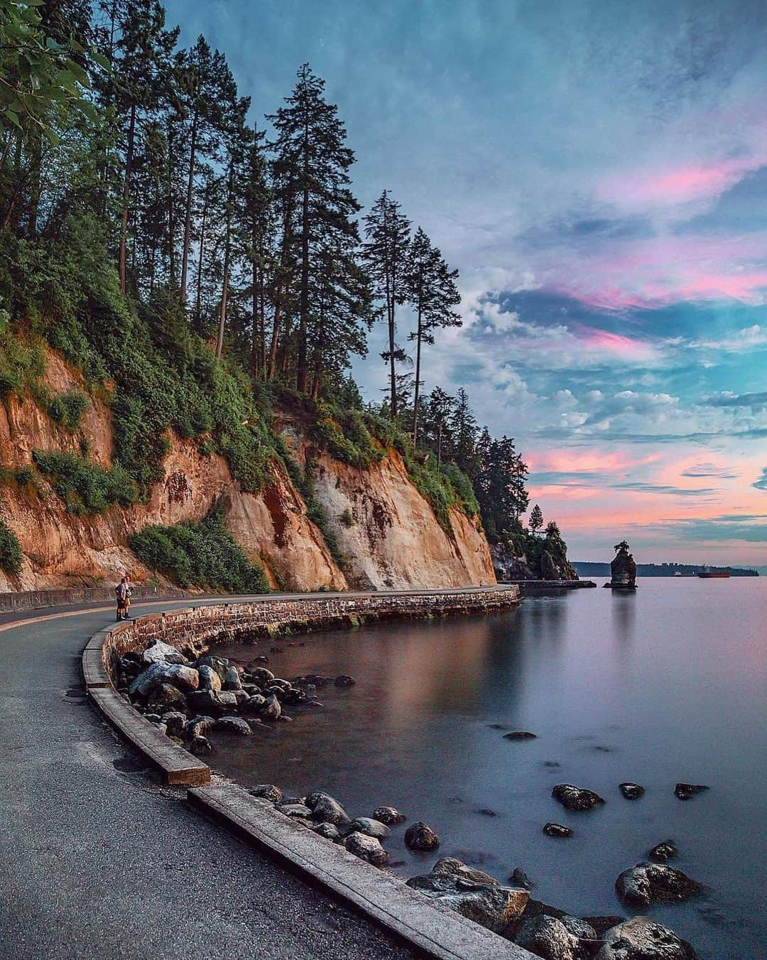 Explore Canadaさんのインスタグラム写真 - (Explore CanadaInstagram)「Today's #CanadaSpotlight is on @inside_vancouver!⁠⠀ ⁠⠀ Surrounded by sparkling ocean, towering snow-capped mountains and luscious rainforest, you'll find the beautiful city of Vancouver. Here are just a few things we love about this city:⁠⠀ ⁠⠀ ❤️ It's a gateway to adventure! There is so much to do in the surrounding areas of Vancouver, whether you're into snowsports, mountain biking, hiking or watersports, the opportunities are endless. ⁠⠀ 💙 Watching the sun set over the ocean and seeing the skyline light up in golden colours is an experience that will take your breath away!⁠⠀ 💛 Vancouver's vibrant and diverse neighbourhoods are filled with colourful murals, friendly locals and interesting architecture.⁠⠀ 🧡 An epic culinary scene, from fresh seafood and farmer's markets to wine bars and microbreweries, pleases even the most discerning of palates.⁠⠀ ⁠⠀ Tell us which photo is your favourite in the comments below and take a look at @inside_vancouver for more beautiful photos and #VirtuallyVancouver content! ⁠⠀ ⁠⠀ 📷: ⁠⠀ ⁠⠀ 1. @backyy⁠⠀ 2 & 3. @erikandersen⁠⠀ 4. @gui.de.freitas⁠⠀ 5. @joepydo⁠⠀ 6. @sjseto⁠⠀ 7. ⁠@throughkelseyslens 8. @fritzykitsy⁠⠀ 9. @roberthill⁠⠀ ⁠⠀ 📍: @inside_vancouver⁠⠀ ⁠⠀ #VeryVancouver #VirtuallyVancouver」6月20日 1時18分 - explorecanada