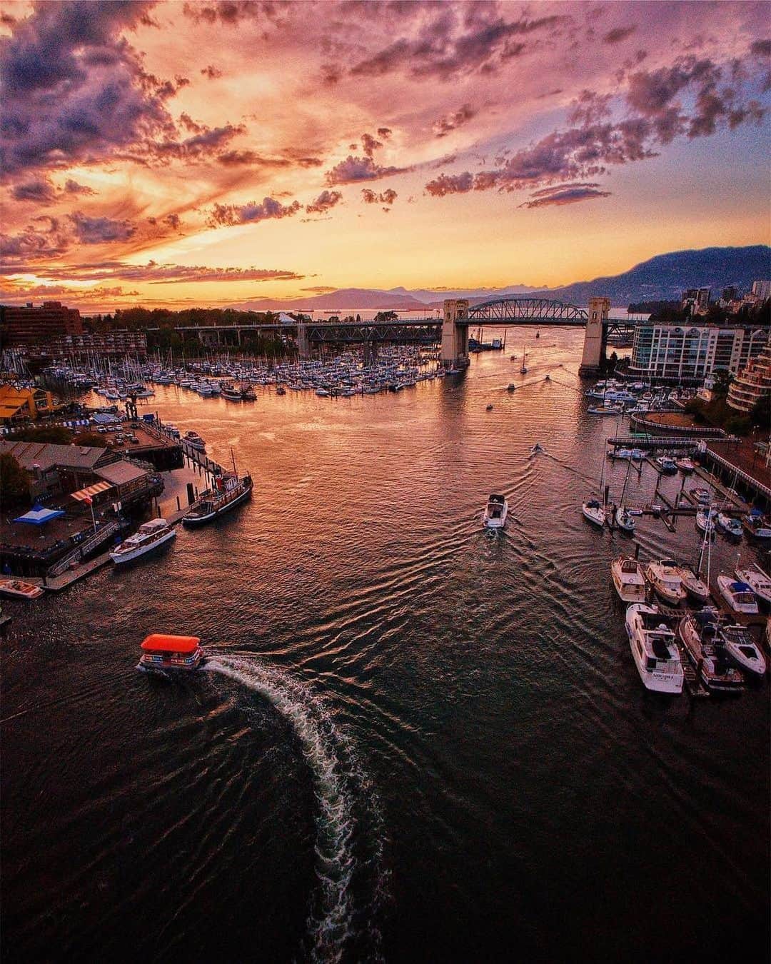 Explore Canadaさんのインスタグラム写真 - (Explore CanadaInstagram)「Today's #CanadaSpotlight is on @inside_vancouver!⁠⠀ ⁠⠀ Surrounded by sparkling ocean, towering snow-capped mountains and luscious rainforest, you'll find the beautiful city of Vancouver. Here are just a few things we love about this city:⁠⠀ ⁠⠀ ❤️ It's a gateway to adventure! There is so much to do in the surrounding areas of Vancouver, whether you're into snowsports, mountain biking, hiking or watersports, the opportunities are endless. ⁠⠀ 💙 Watching the sun set over the ocean and seeing the skyline light up in golden colours is an experience that will take your breath away!⁠⠀ 💛 Vancouver's vibrant and diverse neighbourhoods are filled with colourful murals, friendly locals and interesting architecture.⁠⠀ 🧡 An epic culinary scene, from fresh seafood and farmer's markets to wine bars and microbreweries, pleases even the most discerning of palates.⁠⠀ ⁠⠀ Tell us which photo is your favourite in the comments below and take a look at @inside_vancouver for more beautiful photos and #VirtuallyVancouver content! ⁠⠀ ⁠⠀ 📷: ⁠⠀ ⁠⠀ 1. @backyy⁠⠀ 2 & 3. @erikandersen⁠⠀ 4. @gui.de.freitas⁠⠀ 5. @joepydo⁠⠀ 6. @sjseto⁠⠀ 7. ⁠@throughkelseyslens 8. @fritzykitsy⁠⠀ 9. @roberthill⁠⠀ ⁠⠀ 📍: @inside_vancouver⁠⠀ ⁠⠀ #VeryVancouver #VirtuallyVancouver」6月20日 1時18分 - explorecanada
