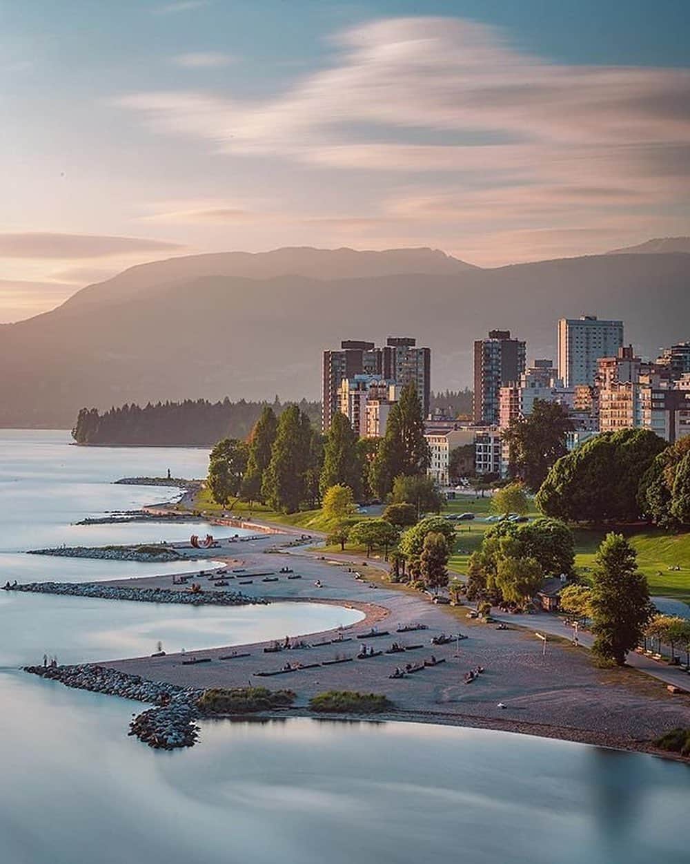 Explore Canadaさんのインスタグラム写真 - (Explore CanadaInstagram)「Today's #CanadaSpotlight is on @inside_vancouver!⁠⠀ ⁠⠀ Surrounded by sparkling ocean, towering snow-capped mountains and luscious rainforest, you'll find the beautiful city of Vancouver. Here are just a few things we love about this city:⁠⠀ ⁠⠀ ❤️ It's a gateway to adventure! There is so much to do in the surrounding areas of Vancouver, whether you're into snowsports, mountain biking, hiking or watersports, the opportunities are endless. ⁠⠀ 💙 Watching the sun set over the ocean and seeing the skyline light up in golden colours is an experience that will take your breath away!⁠⠀ 💛 Vancouver's vibrant and diverse neighbourhoods are filled with colourful murals, friendly locals and interesting architecture.⁠⠀ 🧡 An epic culinary scene, from fresh seafood and farmer's markets to wine bars and microbreweries, pleases even the most discerning of palates.⁠⠀ ⁠⠀ Tell us which photo is your favourite in the comments below and take a look at @inside_vancouver for more beautiful photos and #VirtuallyVancouver content! ⁠⠀ ⁠⠀ 📷: ⁠⠀ ⁠⠀ 1. @backyy⁠⠀ 2 & 3. @erikandersen⁠⠀ 4. @gui.de.freitas⁠⠀ 5. @joepydo⁠⠀ 6. @sjseto⁠⠀ 7. ⁠@throughkelseyslens 8. @fritzykitsy⁠⠀ 9. @roberthill⁠⠀ ⁠⠀ 📍: @inside_vancouver⁠⠀ ⁠⠀ #VeryVancouver #VirtuallyVancouver」6月20日 1時18分 - explorecanada