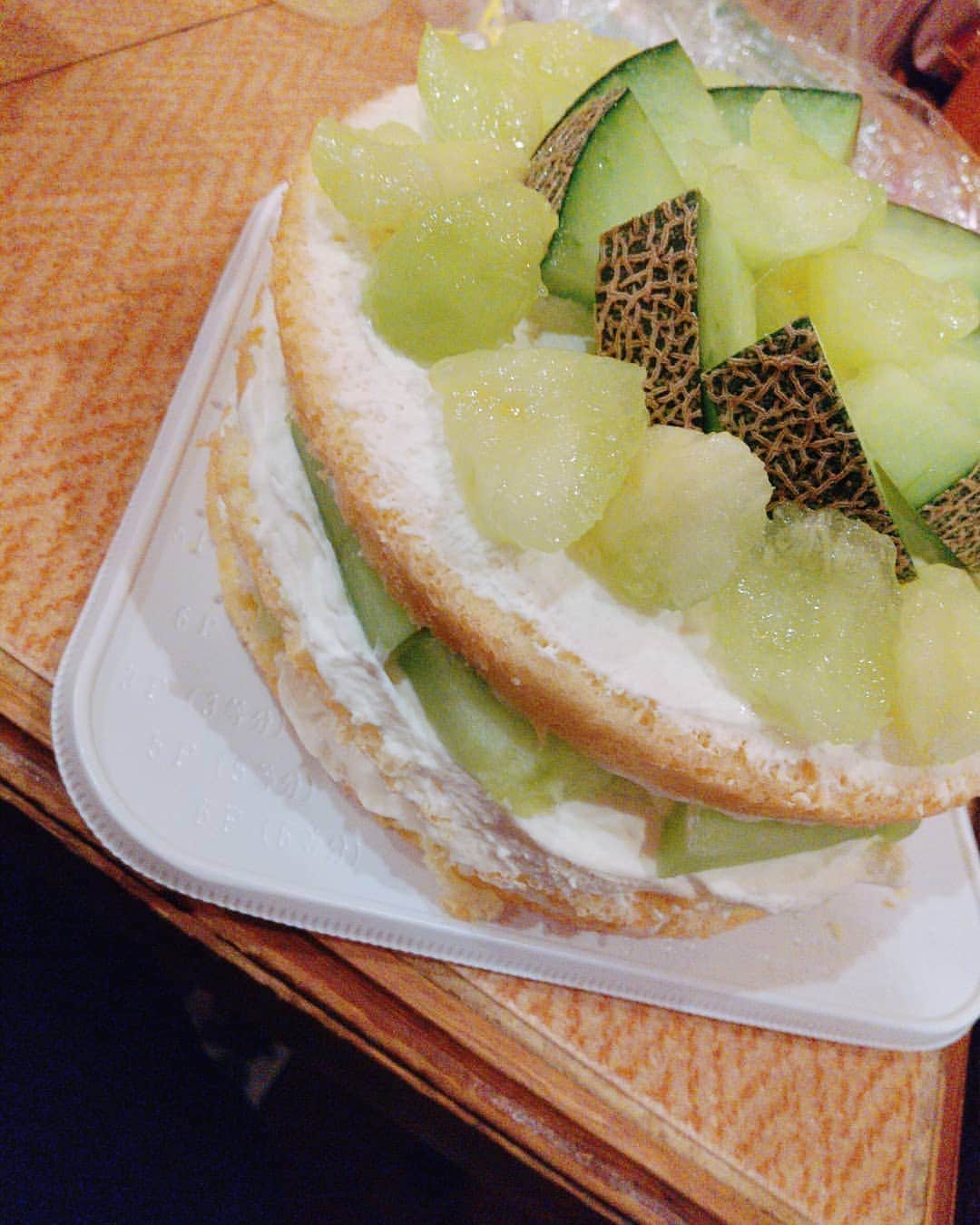 のインスタグラム：「メロンのケーキ作った٩( 'ω' )و  #このみ #おぎたともこ #クリーム足りんくなって横のとこぬれんかった #メロンケーキ」