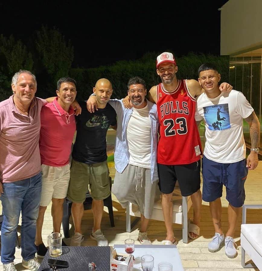 ハビエル・マスチェラーノのインスタグラム：「Amigos ⚽️ Antes que llegue este P.... virus 😢」