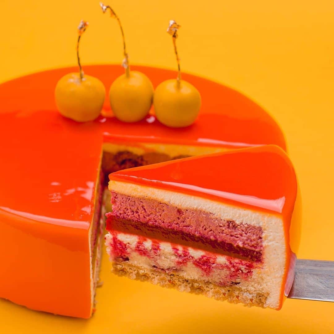オリガ・ノスコワさんのインスタグラム写真 - (オリガ・ノスコワInstagram)「Let's take a closer look at the new cake from this collection🧡. . It combines the flavors of raspberry and Jasmine; could you imagine this company?  A sponge cake wiht raspberry covers the Jasmine mousse, then raspberry jam, raspberry mousse and a crunchy nut layer🍰 In this cake, the crispy layer consists of waffle crumbs, nutty praline and white chocolate. . The composition is completed by mirror glaze🔥And the whole combination is very tasty😋🤩. . Давайте поближе познакомимся. С новым тортом из этой коллекции🧡  В нем сочетаются вкусы малины и жасмина; смогли себе представить эту компанию? Бисквит с кусочками малины покрывает жасминовый мусс, затем малиновый джем, малиновый мусс и хрустящий ореховый слой. Последний слой состоит из вафельной крошки, пралине из орехов и белого шокодада. .ᅠᅠᅠ Композицию завершает зеркальная глазурь🧡 Это сочетание нереально вкусное🤩」6月20日 1時45分 - olganoskovaa
