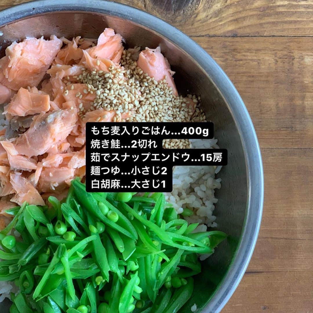 まいちくさんのインスタグラム写真 - (まいちくInstagram)「2020.6.19🍚 ． ． こんばんは(｡>∀<｡)♡ ． ． 今週（6/16）作った ばぁば(義母）への混ぜごはんの定期便🚗 ． ． ■お品書き &簡単な工程を書いておきます📝 左から▶︎ ． ． ◎油淋鶏・わさび菜・ごま昆布 ・油淋鶏…うちの夕飯のおかず。ばぁばにもおすそ分け！ ・わさび菜…塩茹でしてから固く絞って1cm幅にカット ※あとからごま昆布を足したのでボール写真にごま昆布写ってないです💦🙏 ． ． ◎ラップ弁当（鶏照り・ネギ照り） ・鶏照り…5/28の投稿みてね！ ・ネギ照り…鶏照りの後のフライパンでさっと焼く ． ． ◎豚そぼろ・卵そぼろ ・豚ひき…焼きタレで絡め焼く ・卵…塩をひとつまみ加えて炒り卵を作っておく ・ブロッコリーは塩茹でして固く絞って1cmくらいにカットする ． お好みで紅生姜どうぞー！ ． ． ◎焼き鮭・スナップえんどう ・焼き鮭…ほぐす ・スナップえんどう…塩茹でして斜め切りする ． 今回は味見して薄かったので麺つゆで調味しました ． ◎ベーコン・グリーンピース ・ベーコン…1〜1.5cm角にカット ・グリーンピース…塩茹で ベーコンとグリーンピースをオリーブオイルで炒め、塩・胡椒で調味 ． ． ． 【混ぜごはん、おかずトッピング】 義母は一食100gで栄養指導を受けているので炊いたごはんをまず400g取り分けてからそれぞれ調理、トッピングする。ラップで包んでジッパー付きのパックに入れて冷凍保存しています。 ． ． その他、お問い合わせが多い内容をまとめてみました。 ↓ ■もち麦の割合について 米1合にもち麦1袋の割合で炊いたごはんでそれぞれ材料を加えて作っています。 もち麦は個包装で売られているもので1袋50gです。 その際水は100ml入れるのが目安です。 この割合で義母は便秘が解消されて快調に😊 ※お腹の弱い方はもち麦の量を減らしたほうがいいかと思います。 ． ． ■冷凍・解凍について ・冷凍保存は1ヶ月ほど可能ですが劣化は進むので美味しくいただくには早めに食べた方が◎ ・丸めると解凍する時にムラができるので平たく包むのがオススメです。できれば急速冷凍で。 ・解凍は100g600wで1分30秒。冷たいところが残っていたら返して30秒。 量や具材によって変わるので調整してください。 ・再度冷えると味が落ちるのでお弁当よりも温かいままいただけるおうちごはんがオススメです。 ・義母はヘルパーさんにその都度解凍してもらって食べてもらっています。 ． ． ． 引き続き今回も材料・分量を付けてみました。 レシピってほどでもないですが…💦 シュッシュしてご覧ください☺️ . ． ． ばぁばのごはんなので基本は薄味です。 お好みに合わせて調味料などで調味してくださいね。 ． ． 楽しい週末をー！٩(ˊᗜˋ*)و♡ ． ． #ばぁば定期便#もち麦ごはん #混ぜごはん#炊き込みごはん #foodstagram#instafood #delistagrammer#kurashiru #locari#フーディーテーブル  #おうちごはん #igersjp#ellegourmet #ouchigohanlover  #マカロニメイト#ご飯でエールを #yummy#yum#foodporn #homecooking」6月20日 1時52分 - maichiku3