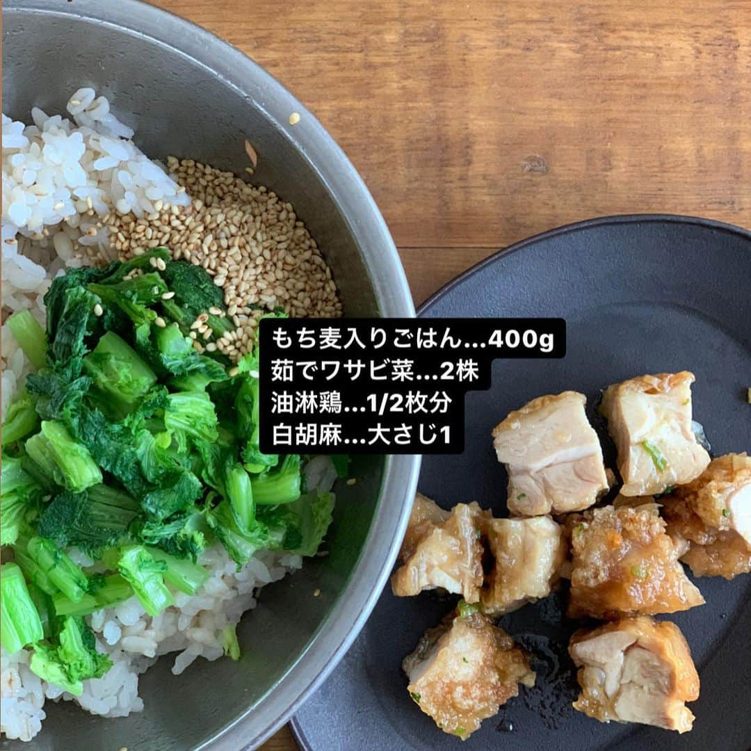 まいちくさんのインスタグラム写真 - (まいちくInstagram)「2020.6.19🍚 ． ． こんばんは(｡>∀<｡)♡ ． ． 今週（6/16）作った ばぁば(義母）への混ぜごはんの定期便🚗 ． ． ■お品書き &簡単な工程を書いておきます📝 左から▶︎ ． ． ◎油淋鶏・わさび菜・ごま昆布 ・油淋鶏…うちの夕飯のおかず。ばぁばにもおすそ分け！ ・わさび菜…塩茹でしてから固く絞って1cm幅にカット ※あとからごま昆布を足したのでボール写真にごま昆布写ってないです💦🙏 ． ． ◎ラップ弁当（鶏照り・ネギ照り） ・鶏照り…5/28の投稿みてね！ ・ネギ照り…鶏照りの後のフライパンでさっと焼く ． ． ◎豚そぼろ・卵そぼろ ・豚ひき…焼きタレで絡め焼く ・卵…塩をひとつまみ加えて炒り卵を作っておく ・ブロッコリーは塩茹でして固く絞って1cmくらいにカットする ． お好みで紅生姜どうぞー！ ． ． ◎焼き鮭・スナップえんどう ・焼き鮭…ほぐす ・スナップえんどう…塩茹でして斜め切りする ． 今回は味見して薄かったので麺つゆで調味しました ． ◎ベーコン・グリーンピース ・ベーコン…1〜1.5cm角にカット ・グリーンピース…塩茹で ベーコンとグリーンピースをオリーブオイルで炒め、塩・胡椒で調味 ． ． ． 【混ぜごはん、おかずトッピング】 義母は一食100gで栄養指導を受けているので炊いたごはんをまず400g取り分けてからそれぞれ調理、トッピングする。ラップで包んでジッパー付きのパックに入れて冷凍保存しています。 ． ． その他、お問い合わせが多い内容をまとめてみました。 ↓ ■もち麦の割合について 米1合にもち麦1袋の割合で炊いたごはんでそれぞれ材料を加えて作っています。 もち麦は個包装で売られているもので1袋50gです。 その際水は100ml入れるのが目安です。 この割合で義母は便秘が解消されて快調に😊 ※お腹の弱い方はもち麦の量を減らしたほうがいいかと思います。 ． ． ■冷凍・解凍について ・冷凍保存は1ヶ月ほど可能ですが劣化は進むので美味しくいただくには早めに食べた方が◎ ・丸めると解凍する時にムラができるので平たく包むのがオススメです。できれば急速冷凍で。 ・解凍は100g600wで1分30秒。冷たいところが残っていたら返して30秒。 量や具材によって変わるので調整してください。 ・再度冷えると味が落ちるのでお弁当よりも温かいままいただけるおうちごはんがオススメです。 ・義母はヘルパーさんにその都度解凍してもらって食べてもらっています。 ． ． ． 引き続き今回も材料・分量を付けてみました。 レシピってほどでもないですが…💦 シュッシュしてご覧ください☺️ . ． ． ばぁばのごはんなので基本は薄味です。 お好みに合わせて調味料などで調味してくださいね。 ． ． 楽しい週末をー！٩(ˊᗜˋ*)و♡ ． ． #ばぁば定期便#もち麦ごはん #混ぜごはん#炊き込みごはん #foodstagram#instafood #delistagrammer#kurashiru #locari#フーディーテーブル  #おうちごはん #igersjp#ellegourmet #ouchigohanlover  #マカロニメイト#ご飯でエールを #yummy#yum#foodporn #homecooking」6月20日 1時52分 - maichiku3