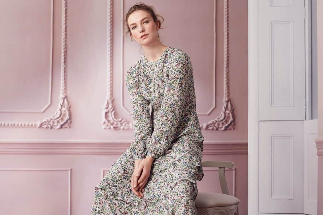 ローラアシュレイのインスタグラム：「Looking for timeless, classic and elegant fashion? Look no further. Plus, enjoy 50% off all fashion & fashion accessories online an in-store now.」