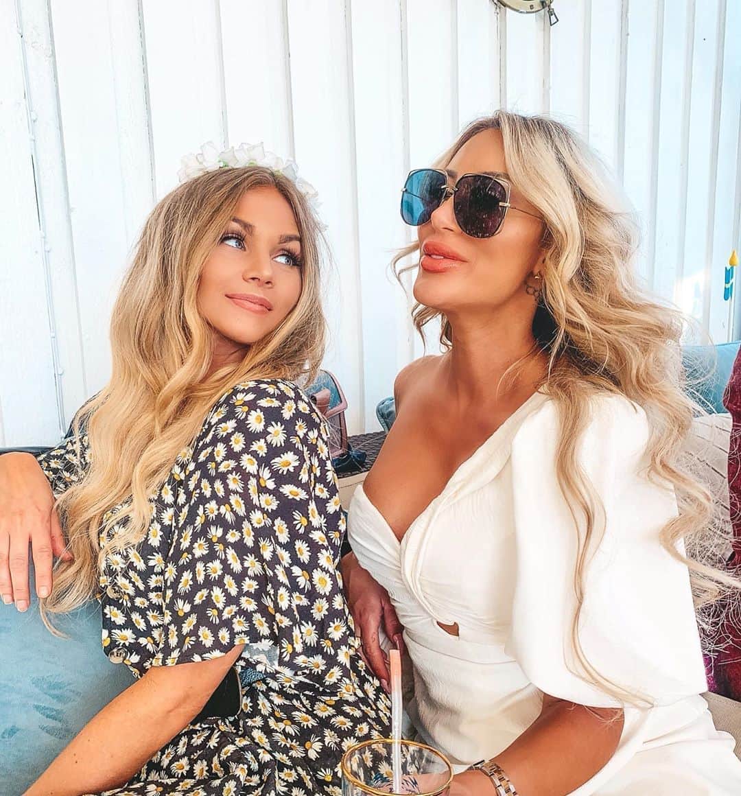 Keelaのインスタグラム：「Find someone that looks at you the way I look at @josiecapllonch ✨」