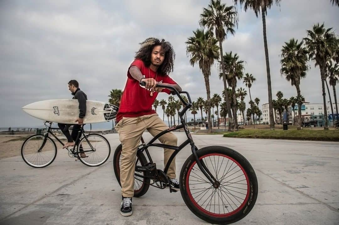 National Geographic Travelさんのインスタグラム写真 - (National Geographic TravelInstagram)「Photo by @amivitale | I'd like to introduce you to SoCal from Venice Beach, California! While Southern California is the birthplace of skateboarding and Venice Beach is its epicenter, getting around on self-propelled wheeled vehicles of all types is welcomed and widespread. What unifies them all is style and confidence.  Follow @amivitale for more stories about the beauty and hope in the world. @thephotosociety #venicebeach #california #bicycles #bikes #westcoast」6月19日 17時08分 - natgeotravel