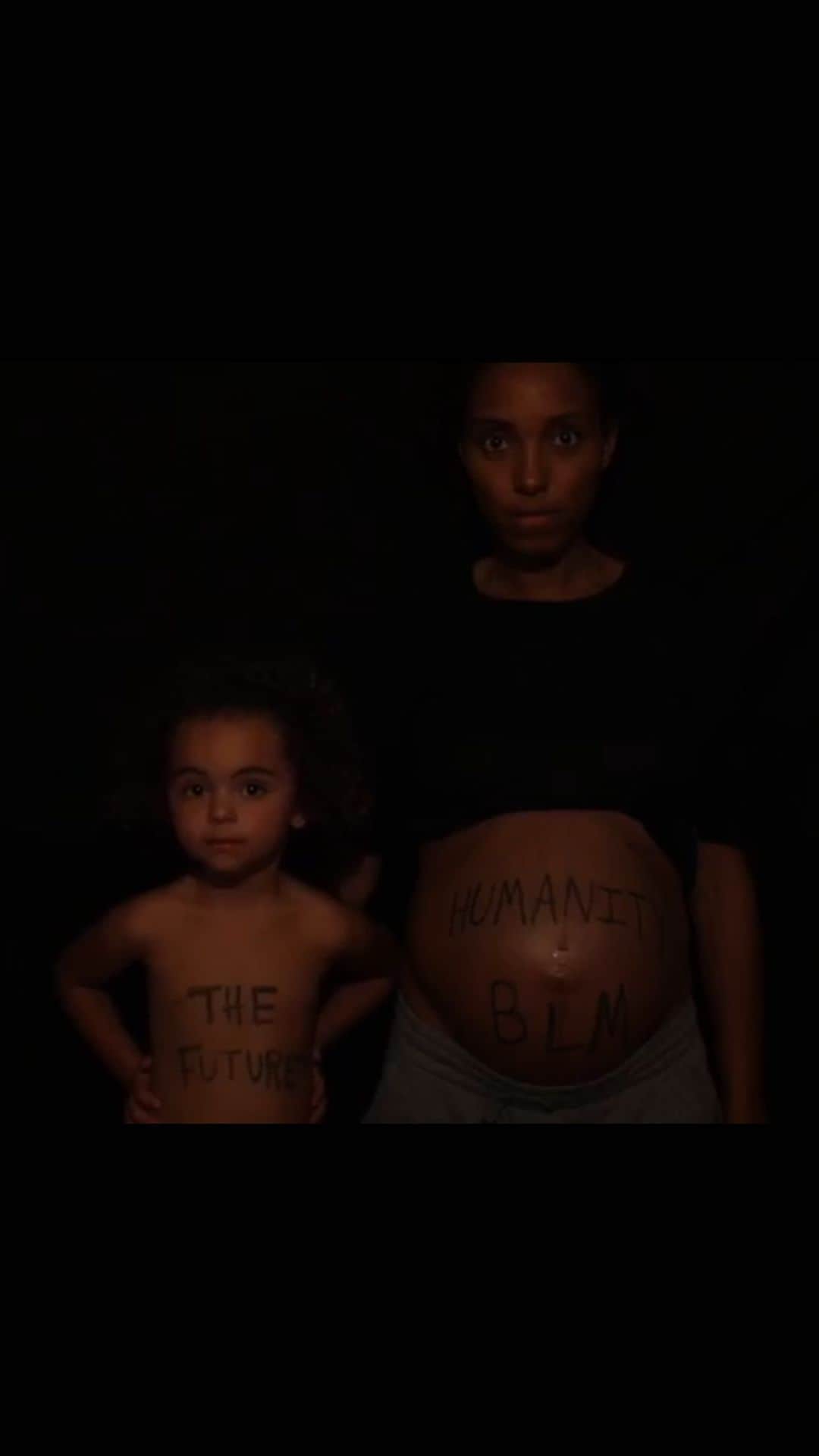 ルー・ティーズデールのインスタグラム：「Today is Juneteenth. This day in 1865 marks the start of black independence. We still need to keep our foot on the gas! Respect to my amazing friend @remcam for this powerful film 🖤🖤 (& proud of the Lux appearance 💕) #blacklivesmatter」