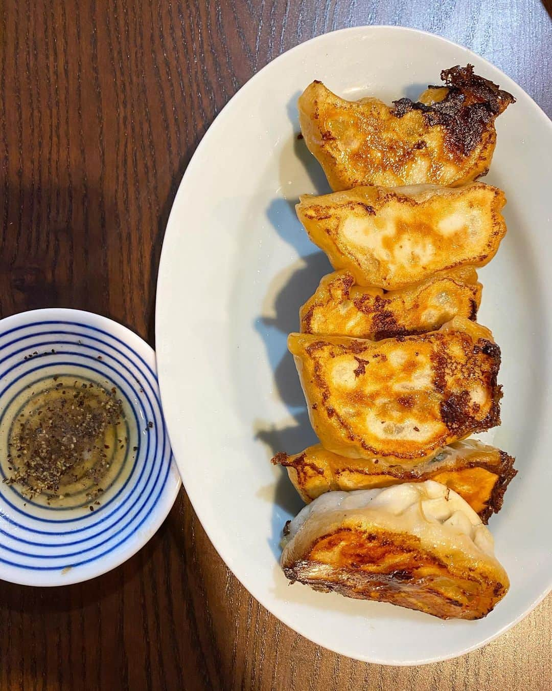 平山真弓さんのインスタグラム写真 - (平山真弓Instagram)「🥟 名店の味をおうちで食べられる幸せ✨ 赤坂珉珉の餃子はやっぱりナンバー1❣️ すっかり中華気分になり、エビチリ&干豆腐の和え物、さらにザーサイを急いで用意しました✌️ #餃子ラバー #赤坂珉珉 #おうち時間で生餃子をゲットしまして」6月19日 17時09分 - mayu__meee