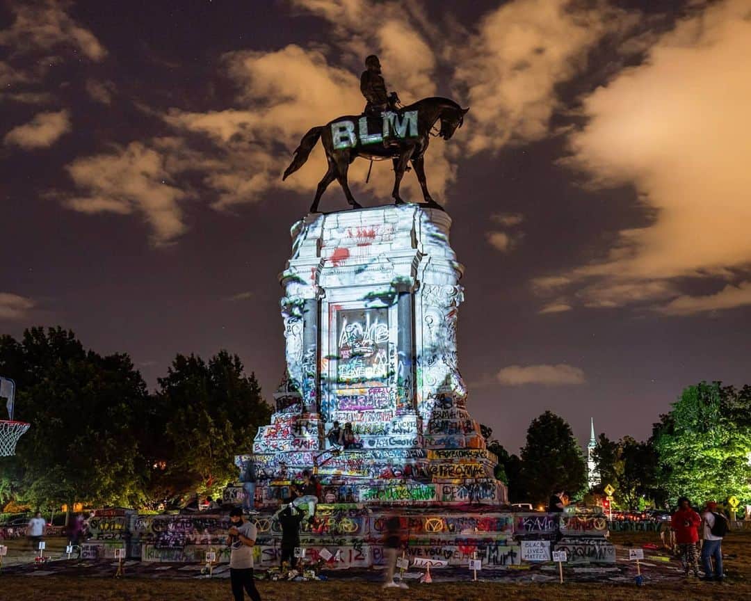 National Geographic Creativeさんのインスタグラム写真 - (National Geographic CreativeInstagram)「Photo by Kris Graves @themaniwasnt | A peaceful group gathers last night at the Robert E. Lee Monument in Richmond, Virginia. Erected in 1890, this is a statue memorializing Virginian Confederate General Robert E. Lee. To view more of my work, please visit @themaniwasnt & @kgpnyc #videometry」6月19日 17時11分 - natgeointhefield