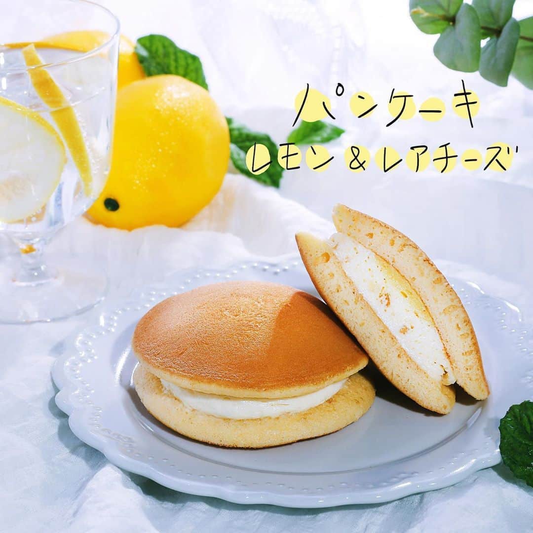 のインスタグラム：「＼🥞パンケーキ レモン&レアチーズ🍋／ 爽やかなレモンの香り💛「パンケーキ レモン&レアチーズ」178円(税込192円) 販売中🎉 レモンピールが入ったレアチーズホイップとレモンソースを、ふわふわのパンケーキでサンドしました👍😆 夏にぴったりのさっぱりとしたパンケーキを、ぜひお召し上がりください✨ ㅤ ─────────────── 食べてみたら【#セブンイレブン】 をつけて投稿してね！ ─────────────── ㅤ #パンケーキレモンアンドレアチーズ #パンケーキ #レモン #レアチーズ #チーズ #ホイップクリーム #ホイップ #レモン味 #爽やか #ふわふわ #🍋 #🥞 #スイーツ #おいしい #今日のおやつ #おやつタイム #3時のおやつ #セブンスイーツアンバサダー #セブンイレブンスイーツ #コンビニスイーツ #セブンプレミアム #近くて便利 #セブン #セブンイレブン #seveneleven #おうち時間 #stayhome」