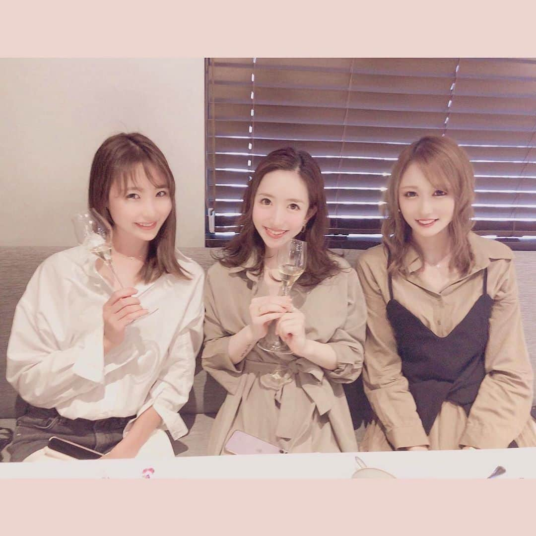 七瀬美月さんのインスタグラム写真 - (七瀬美月Instagram)「画質問題で載せ直し🙇‍♀️ . akina happy birthday 🎂💓 . コロナ疑惑のせいで遅れたけどおめでとう🎉☺️✨♥️ .  恵比寿のレクテさん初めて行ったけど どれもすごく美味しかった🥺 久々に会えて幸せ🥰 .  2人見てると髪の毛暗くしたくなったw👩🏻 .  #ランチ#恵比寿#レクテ #ミシュラン一つ星 #yummy #フレンチ#食べログ3.94#雨#金曜日 #代官山#カヌレ#子羊#ホワイトアスパラ #イカの黒スミリゾット#誕生日#花粉症」6月19日 17時21分 - yskwask1114