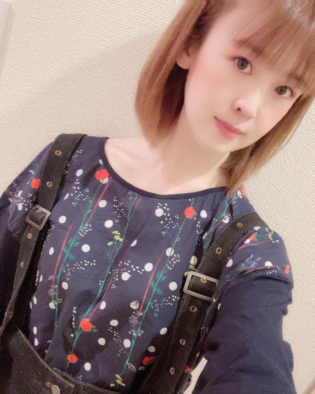 桜咲千依のインスタグラム：「今月のプレゼントでいただいたScoLarさんのトップス✨ 紺色のお洋服大好き🌸 次は何を合わせようかなー( *´꒳`* ) 今回はrivet&surgeさんの目玉焼きジャンパースカートと合わせて🍳  玄関に鏡を移して写真撮ってたら大量に猫たち集まってきた🐈  #ScoLar #スカラー #iSScoLar #ScoLarparity #scolar_ootd #ハデカワ #個性的 #着るアート #スカラーちゃん親衛隊」
