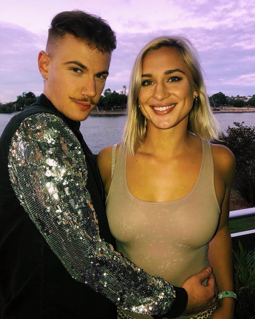 マデリン・グローヴスのインスタグラム：「Hiring @jackpedersen to edit all my pics 🤗」