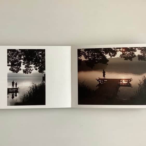 Photobackさんのインスタグラム写真 - (PhotobackInstagram)「本日ご紹介するのは、 naoko kuga (@rafu_design)さまの作品💐 豊かな自然に囲まれている 気持ちにさせてくれる 風景のお写真が メインのフォトブックです✨ . 『青木湖と女神湖で過ごす 恒例の夏休みが 今年は難しそうな状況になり、 今年はダメでもまた来年、 再来年を楽しみにしよう！ という想いを込めて、 毎年一緒に過ごしている 友人にプレゼントしたいと思い、 10年間の写真の中から ピックアップしてつくってみました☺️ . 友人たちには 喜んでもらえたので とても満足です。 ちなみに、 表紙の写真は11年前、 青木湖と出会った時の 思い出深い最初の一枚です⛵️』 と、naoko kuga (@rafu_design)さま❣️ . こんな状況だから…と、 ふさぎ込むのではなく、 前向きに周りの人々を 明るくさせるはたらきかけが とっても素敵です😍 ご友人の方々は とても嬉しい贈り物に なったはずです🍀 . また、風景がメインの アルバムでは、 「表紙をどうしよう」と 悩むことも多いのですが、 naoko kuga (@rafu_design)さまのように 思い入れのあるお写真だと、 ぐっとまとまりますよね🌷 . こちらの作品では、 POCKET(横)の24ページが つかわれています📔 ノド元までフラットに開くので、 風景写真のパノラマ撮影も 見開きを気にせずに レイアウトする ことが可能です📸 . naoko kuga (@rafu_design)さま、 今回は素敵な作品を ありがとうございました👑 . #photoback #フォトバック #フォトアルバム #フォトブック #アルバム #photo #写真 #photoback作品紹介2020 #POCKET #思い出 #写真整理 #写真集 #プレゼント #写真部 #photography #青木湖  #風景 #景色 #風景写真 #夏休み」6月19日 17時28分 - photoback.jp