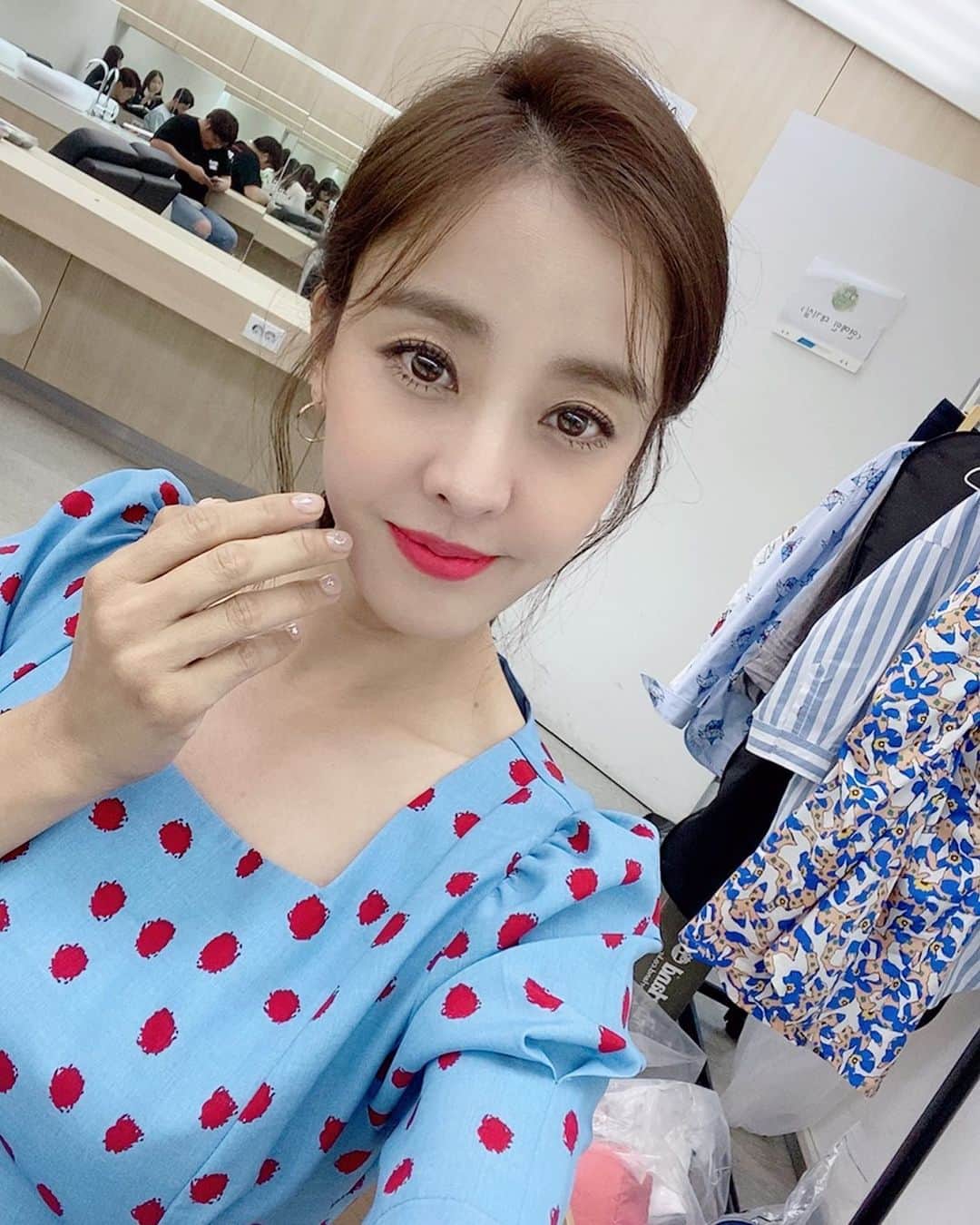 パク・ウネさんのインスタグラム写真 - (パク・ウネInstagram)「손톱이 반짝반짝 내마음도 반짝반짝 ~~^^ 오랜만에 #반짝네일 ~~ #슈애네일」6月19日 17時50分 - eunhye.p