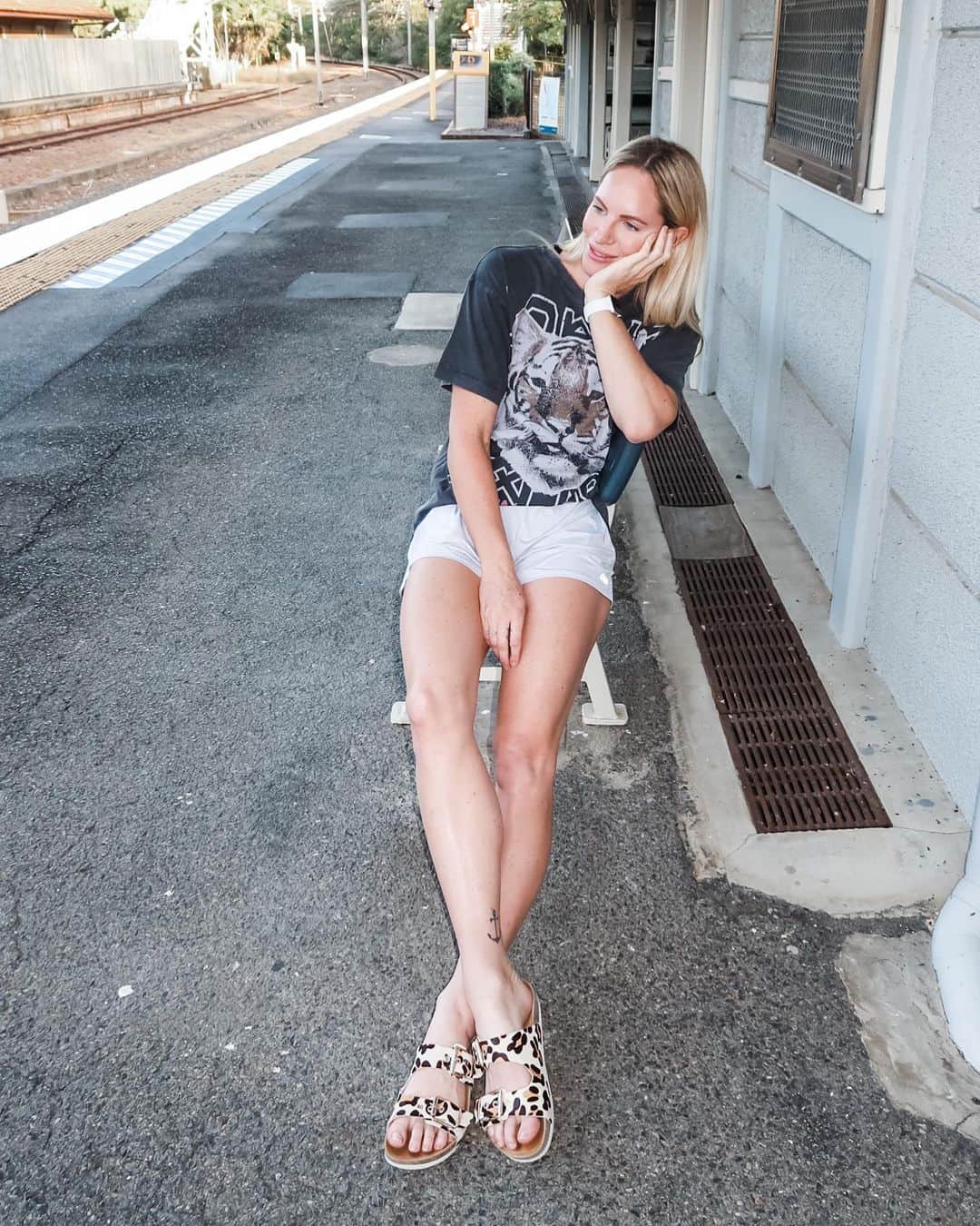 エミリー・シーボームのインスタグラム：「“Ehh, it’s Friday” is a valid excuse for almost anything.  #friday #fridaymood #thoughtful #instagood #instadaily #brisbaneinfluencer #brisbane #lornajane #activewear #activelifestyle #frankie4footwear」