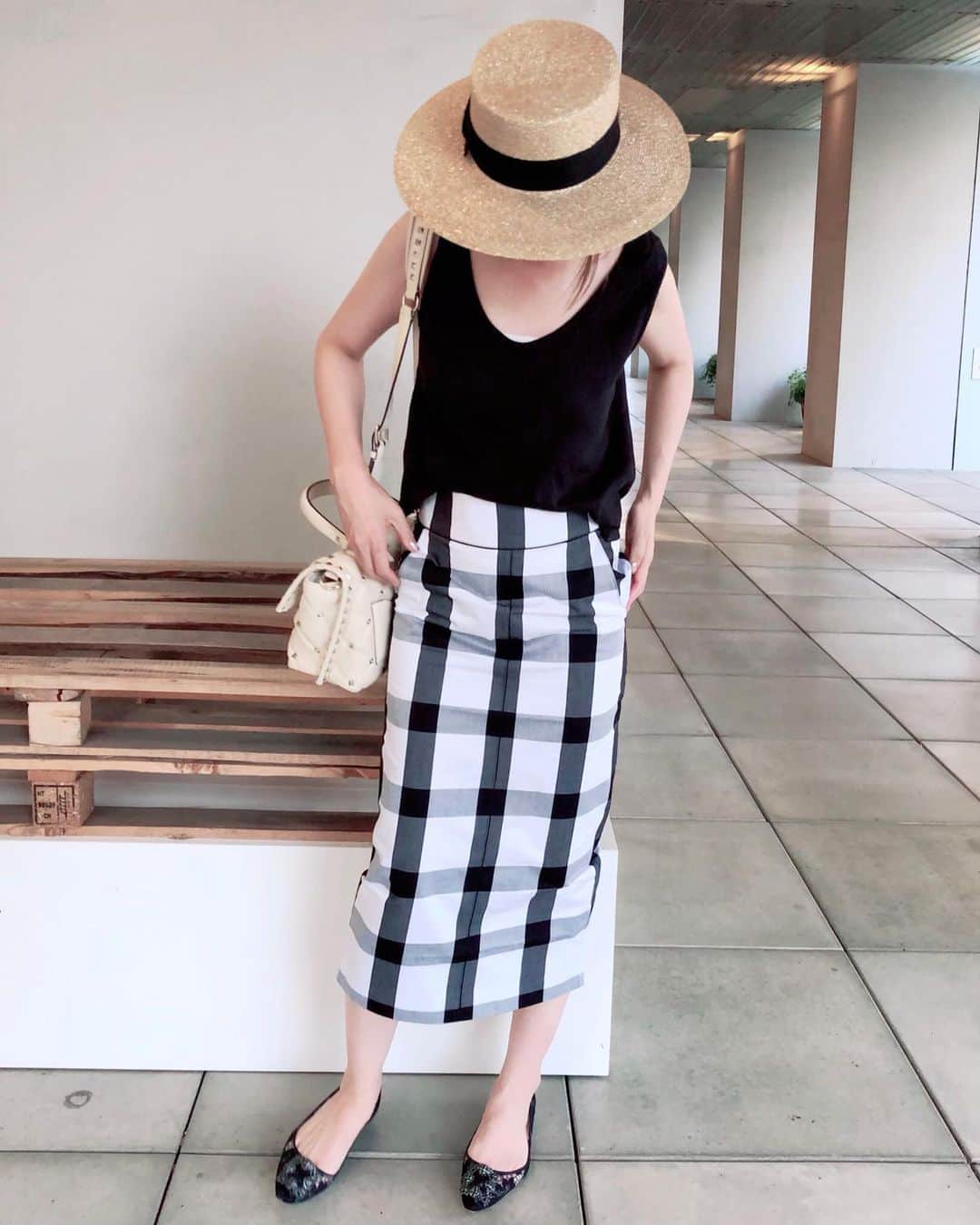 カオルコさんのインスタグラム写真 - (カオルコInstagram)「タイトスカートも好き。 綺麗に歩こうってなる。  #stylebarstyle #fashion #chic #blackwhite #夏コーデ #チェック #大人女子 #ファッション」6月19日 17時44分 - ka_ruk_