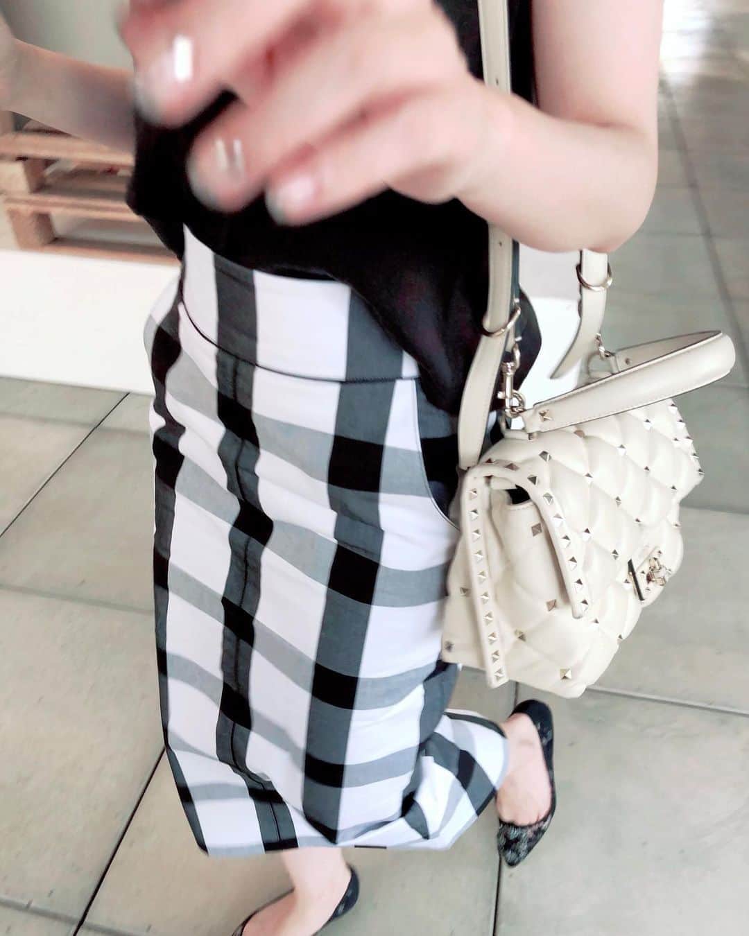 カオルコさんのインスタグラム写真 - (カオルコInstagram)「タイトスカートも好き。 綺麗に歩こうってなる。  #stylebarstyle #fashion #chic #blackwhite #夏コーデ #チェック #大人女子 #ファッション」6月19日 17時44分 - ka_ruk_