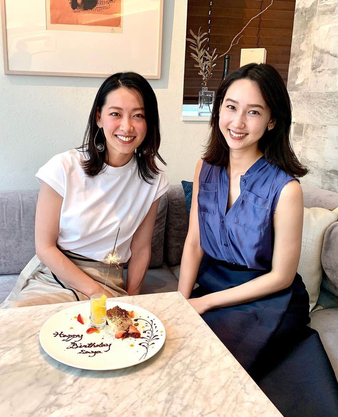松原汐織のインスタグラム：「with @saya_tajima ♡ 沙弥ちゃんのお誕生日をお祝いしました🥂 お話する度に、素敵だなぁ〜と尊敬し刺激を受けています。 いつも色々なことを教えてもらって、有り難いです🙏🏻✨ ・ ご近所以外で初めて履けた @inscrire_official のスカート💙 まだまだStay homeな時間は多いですし気をつけないといけませんが、少しずつ日常が戻ってきている雰囲気を体感できて楽しい時間でした🙋🏻‍♀️💗 ・ #OOTD #coordinate (2枚目📸) Shirt / @stunninglure #stunninglure  Skirt / @inscrire_official #inscrire  Sandals / @stevemadden #stevemadden」