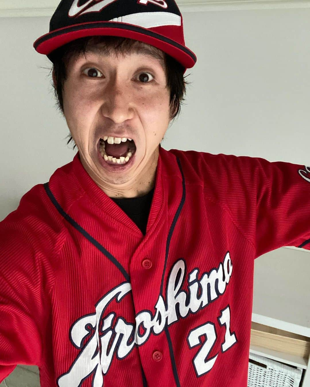 山根良顕さんのインスタグラム写真 - (山根良顕Instagram)「遂に遂に！ 佐々岡カープの船出だ！ 頑張れカープ！ 待ちきれず試合前に写真を撮るw #carp #カープ#プロ野球　#広島　#広島東洋カープ #アンガールズ　#アンガールズ山根」6月19日 17時50分 - ungirls_yamane