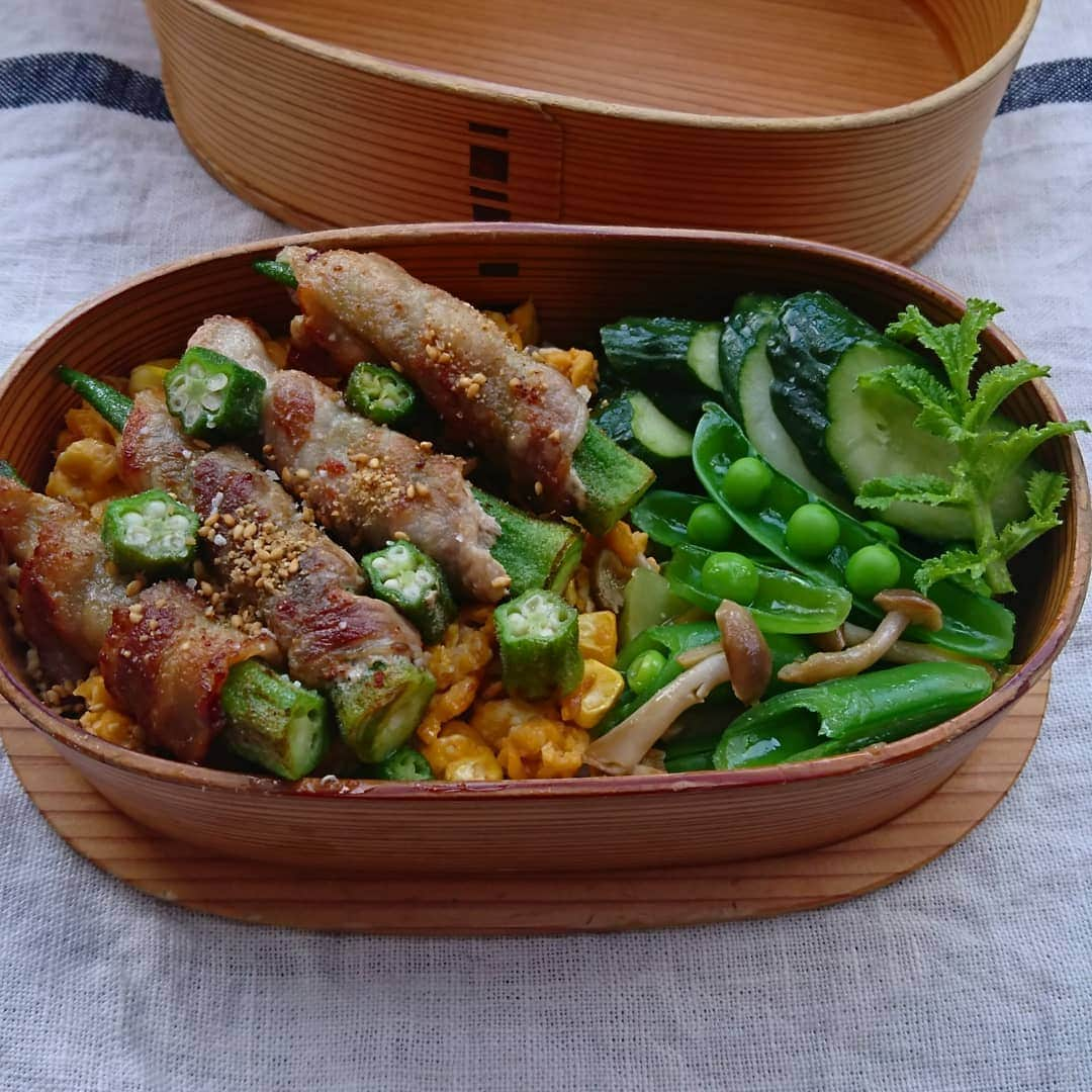 aomojiさんのインスタグラム写真 - (aomojiInstagram)「今日のお弁当  オクラ肉巻きのせ弁当  とうもろこし入り炒り玉子 オクラの肉巻き スナックえんどうとしめじの塩炒め きゅうりの糠漬け  2020*6*19 ☁️☔ #お弁当#のせ弁当 #男子弁当 #わっぱ弁当 #サラメシ弁当#暮らし #日々#obento#lunchbox #foodstagram #foodvsco #cooking #家庭料理#life#everyday #dauna#onthetable #aomojibento」6月19日 17時47分 - aomoji