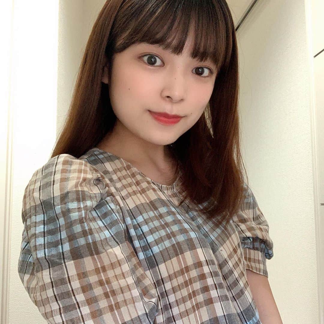 のインスタグラム：「春に買ってたZARAのワンピースを着れる季節に🍨 優しい色と袖のところがお気に入り☺️ #zara #zarawoman #ザラ #ザラジョ #ootd #fashion #fashionista #code #makeup #ミスコン #お洒落さんと繋がりたい #韓国ファッション　#裸眼メイク #女子大生 #大学生コーデ　#サロモ #サロンモデル #被写体 #チェック #ワンピース #パフスリーブ #mery #mery女子 #sucle #rily_tokyo #apres_mimi #isutapic #bis_web #淡色女子 #淡色コーデ」