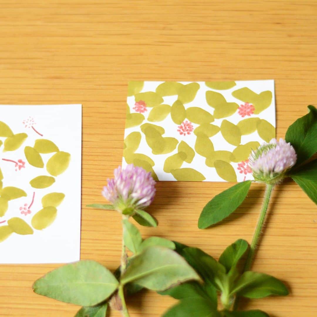 のインスタグラム：「【締切間近！　GOOD MEETING：野に咲く花のように、そっと描いて】﻿ 素朴でどこか親しみがあって、まるで道端で可愛らしい野花を見つけたときのように心をほっとさせてくれる星燈社の図案は、どうやって描かれているのでしょうか？　お花の色味、輪郭、どういうふうに特徴を捉えて描いているのか、この番組では真っ白な紙に可愛らしいお花が描かれていく様子をご覧いただくことができます。描くポイントを教えてもらったら、自分でもささっと描いてお手紙に添えたり、日記の横に描いたりしてみてはいかがでしょうか。お庭で摘んだ野花や、今は咲いていないけれど大好きなお花の写真、ベランダの鉢植えなど、ひとつ描きたいお花を準備して、山本さんと一緒に楽しく描いてみましょう！ ﻿ ﻿ ＜星燈社・山本 星「星燈社と描く、野花のイラスト」開催概要＞﻿ 日時：6月20日（土）14:00〜15:00﻿ 参加費：一般 ¥2,000（税込）/ 部員 ¥1,800（税込） ﻿ 申込み：受付中／6月19日（金）23:59まで﻿ ﻿ ▶︎詳しくは「@tegamisha」プロフィールのハイライト「GOOD MEETING」より公式サイトへ！ CALENDERより「6/20（土）14:00〜『星燈社と描く、野花のイラスト』」をチェック！﻿ ﻿ ◎GOOD MEETINGってどんな場所？﻿ 手紙社が敬愛する作り手やお店のオーナー、書き手やパフォーマー、あらゆるジャンルの気になる方々をナビゲーターにお迎えして、Zoom上で講座やワークショップ、部活動的な集い、暮らしにまつわる情報交換を行う場です。﻿ ﻿ #手紙社#手紙舎#tegamisha#GOODMEETING#グッドミーティング#zoom#zoomレッスン#zoom講座#オンライン講座#オンラインイベント#オンライン#オンライン配信#オンライン開催#オンラインレッスン#リモート#星燈社#山本星#紙雑貨#紙#paper﻿ #イラスト#illustration#野花#花#絵﻿」