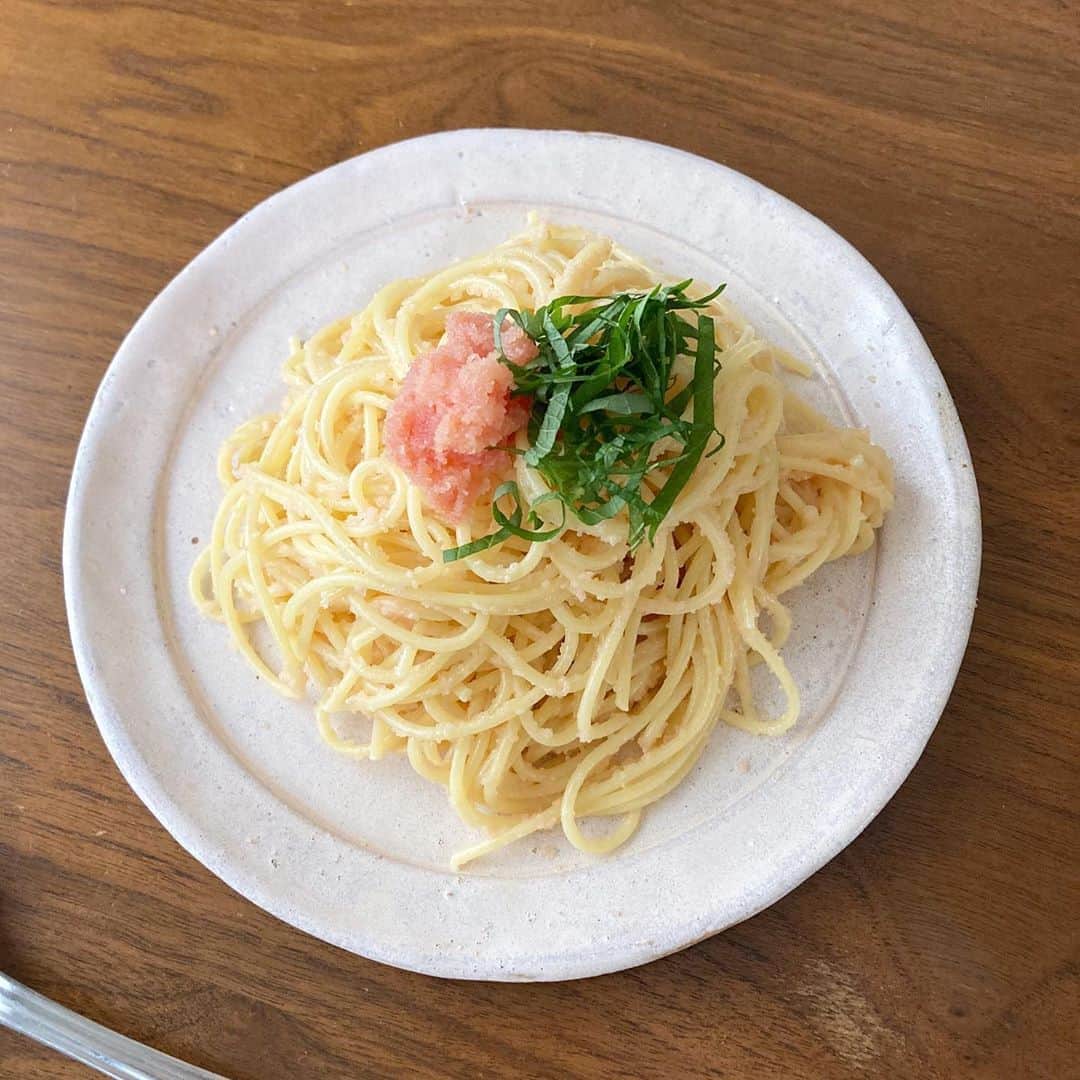 櫛引彩香のインスタグラム：「昨日のパ。 2枚目は種から育てた大葉。 それをのせて食べた。 たまにしか食べないようにしてるタラコ。おいしい。 #ビキコのごはん  #自炊」