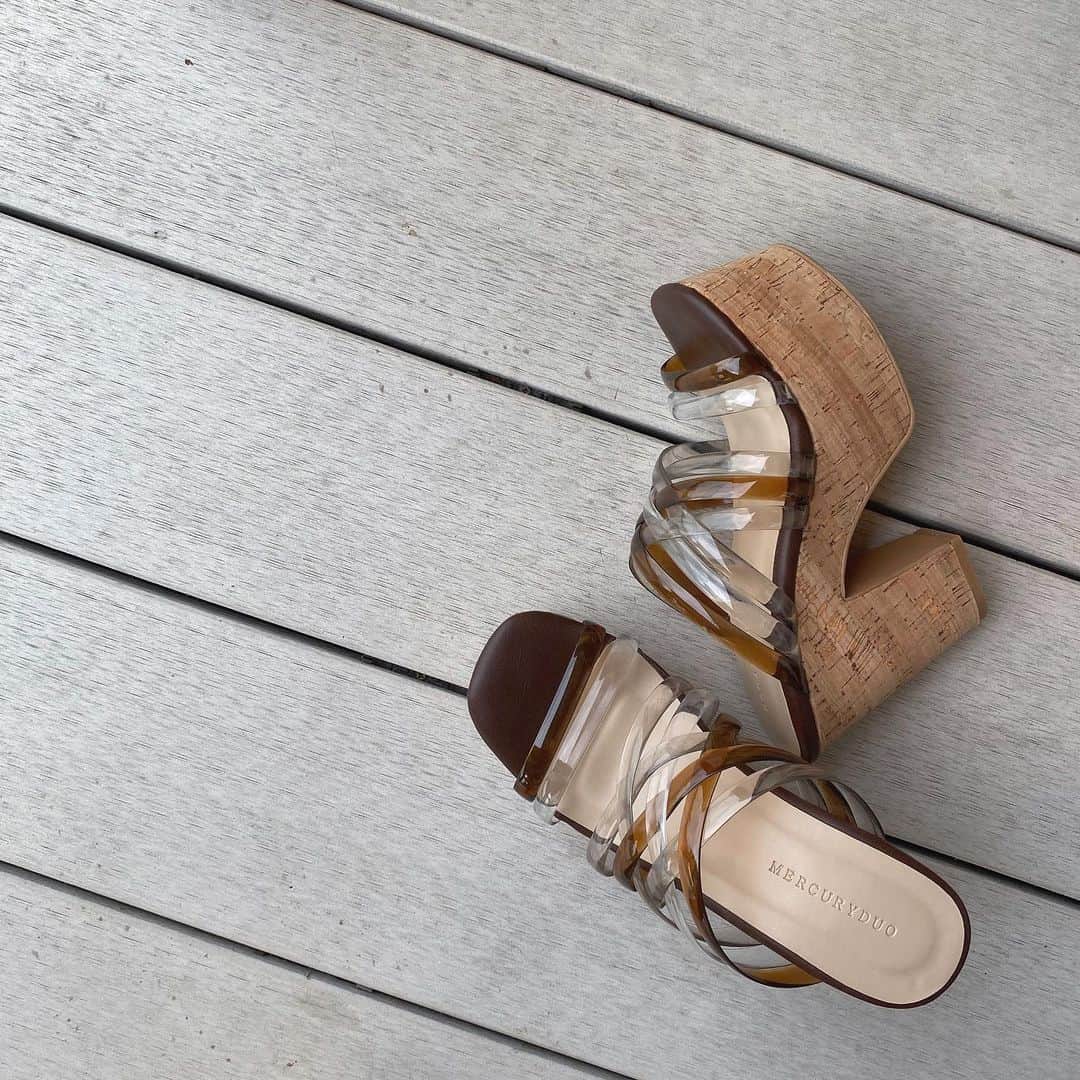 古南 祐佳のインスタグラム：「. 厚底はまだ(まだ)大丈夫やけど このヒールの高さちょっとヒヤヒヤしながら歩いてる👠 雨の日なんかは足元全集中☔️ 可愛いしおちびやからたくさん愛用してるなう🙏 . . #fashion #mercuryduo #sandals  #マーキュリーデュオ」