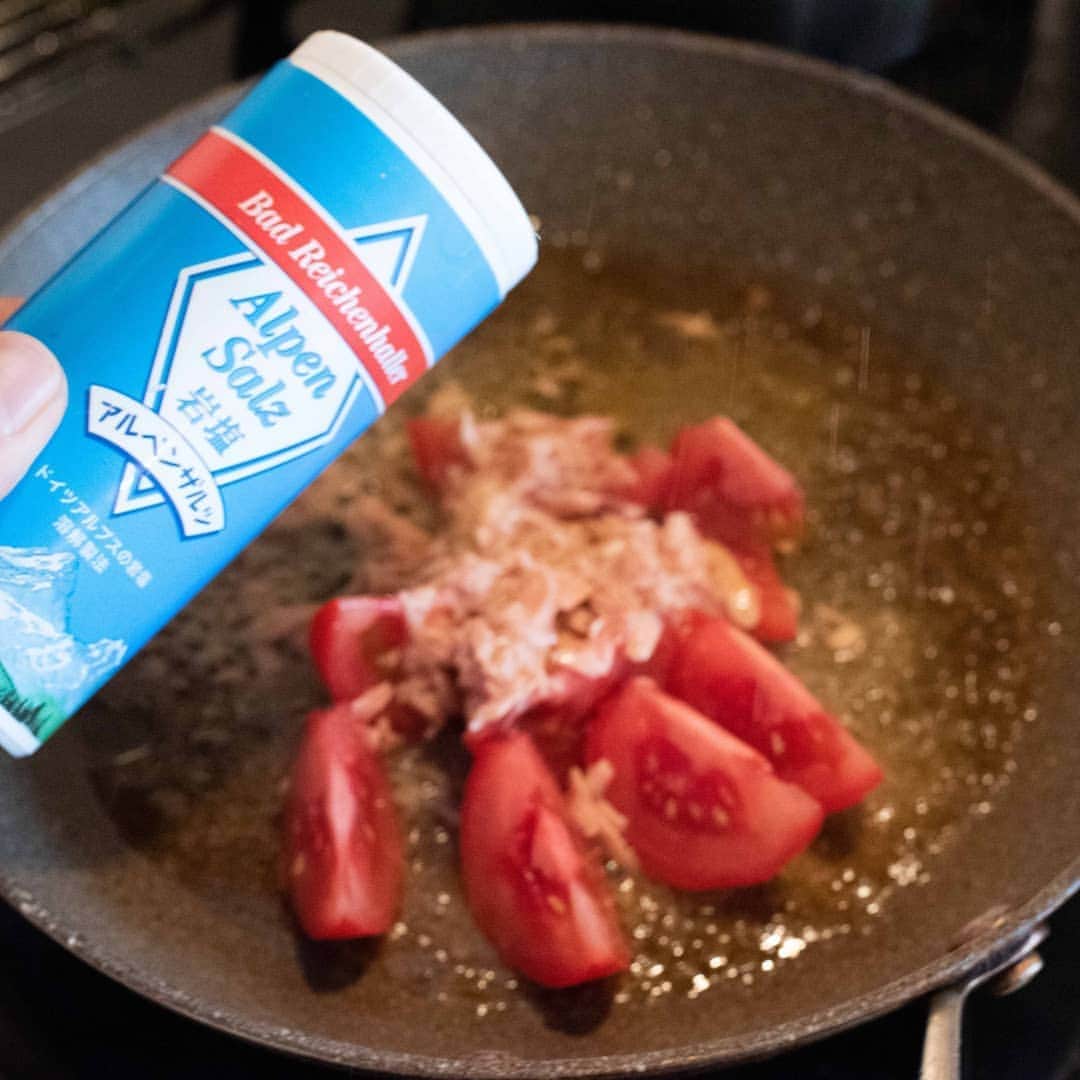 アルペンザルツ公式Instagramさんのインスタグラム写真 - (アルペンザルツ公式InstagramInstagram)「レシピあり🍅🥢 「ツナトマ素麺ちゃんぷる〜」の作り方 * 素麺は、冷やしたものだけじゃない！ 今回は相性抜群のツナとトマトと一緒に炒めた素麺チャンプルーをご紹介します☝️ * * 今回のレシピは、 @ouchigohan_ojisan さんに作ってもらいました！ * [井口タクトさんからのワンポイント] トマトの酸味と、ツナの旨味がマッチングします🙋‍♂️ トマトは火を入れると甘みが出て美味しいですよ👍 * * * 3枚目に「ドイツアルプスを巡る旅」が当たる キャンペーンのお知らせがありますよ！ プロフィールのURLから詳細を確認できます✅ * ぜひ参考に作ってみてくださいね！ * * ∴♔∴∴♔∴ Ⓡ Ⓔ Ⓒ Ⓘ Ⓟ Ⓔ ∴♔∴∴♔∴ * * 「ツナトマ素麺ちゃんぷる〜」 * 【材料】 素麺…150g トマト…1個 ツナ缶…1缶 水菜…1/3パック ごま油…大さじ1 めんつゆ（7倍濃縮）…大さじ1 アルペンザルツ…適量 * * 【作り方】 ①トマトはくし切りに、水菜は食べやすい大きさにカットしておく。 * ②フライパンにごま油をひき、中火にしてトマトとツナを入れ、アルペンザルツ少々振り、炒める。 * ③素麺を茹でる。 * ④2に水菜を加えて炒め、30秒ほどで茹で上がった素麺を入れ、めんつゆを加えてさっと炒める。 塩分が薄ければ、アルペンザルツでご調整ください。 * * #アルペンザルツ #塩 #美味しい塩 * #今日のごはん #手作りごはん #簡単レシピ #おかず #レシピ #食卓 #節約 #献立 #家庭料理 #節約生活 #自炊 #ランチ #家ごはん #時短レシピ #簡単レシピ #おいしい #料理 #美味しい #おうちごはん #手作り料理 #手料理 #料理好きな人と繋がりたい #素麺 #ぱぱっとごはん #塩レシピ #チャンプルー」6月19日 18時00分 - alpensalz_jp
