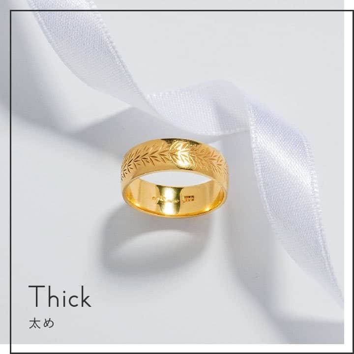 ゼクシィさんのインスタグラム写真 - (ゼクシィInstagram)「【ゴールドの結婚指輪💍実は選ぶのが難しい！？似合うリングの選び方】 . ゴールドの結婚指輪はちょっぴり 人と違う特別な雰囲気を出せるので、 おしゃれなカップルにも人気💕 でも意外と選ぶのは難しいって知ってた？ 色みやデザインごとのゴールドの 結婚指輪の選び方をレクチャーします😌 . 1,2枚目：マットorツヤ マットは、上品なファッションを好む人に、 ツヤは女性らしい華やかなファッションを 好む人におすすめ👠 . 3,4枚目：ピンクゴールドorイエローゴールド ピンクは可愛らしい雰囲気で肌なじみが良く、 イエローはどんなファッションにも 合わせやすい万能カラー👑 . 5,6枚目：アーム幅太めor細め 太めはファッションリング風。 細めは華奢なルックスで女性らしい印象に✨ . 7,8枚目：石ありor石なし 石ありは手元が華やかな印象に。 石なしはシンプルなファッションを好む人や 重ね着けを楽しみたい人におすすめ♩ . いかがでしたか？ ぜひ結婚指輪を検討される際に 参考にしてみてくださいね💍 #ゼクシィアプリ 「ゴールドの結婚指輪、実は選ぶのが難しい！？似合うリングの選び方」より . +♥+:;;;:+♥+:;;;:+♥+:;;;:+♥+:;;;:+♥+:;;;:+♥ . プロポーズから結婚式まで素敵なお写真募集中📸 . ゼクシィ公式アカウントでお写真を紹介してみませんか？ 【#ゼクシィ2020】 を付けて投稿してください❣️ . +♥+:;;;:+♥+:;;;:+♥+:;;;:+♥+:;;;:+♥+:;;;:+♥ . ▼花嫁さんダウンロード数No.1 ゼクシィアプリはURLから🙌 @zexyrecruit . . #結婚指輪#マリッジリング#結婚指輪探し#結婚指輪選び#結婚指輪迷子 _ #リングピローdiy#花嫁diy#結婚指輪手作り#結婚指輪オーダー#マリッジリング探し#ブライダルアイテム#ウェディングアイテム#婚約指輪#エンゲージリング _ #リングピロー#ピンクゴールドリング#2020冬婚#2020秋婚#2020夏婚#2020春婚#全国のプレ花嫁さんと繋がりたい#日本中のプレ花嫁さんと繋がりたい#婚約指輪探し#婚約指輪選び _ #ゴールドリング#ゼクシィ#ちーむゼクシィ#幸せが動きだしたらゼクシィ」6月19日 18時00分 - zexyrecruit