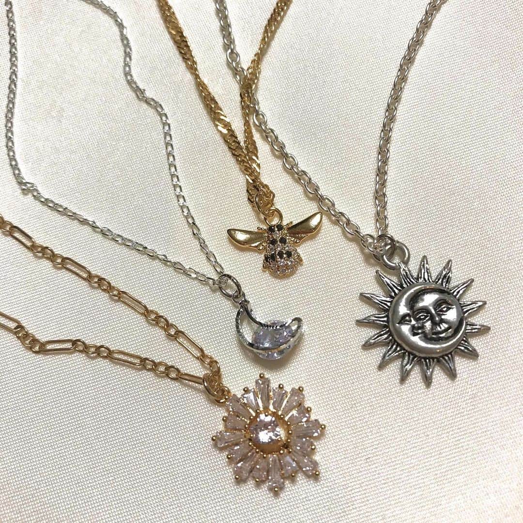 BOX CHARM Industryのインスタグラム：「~スタッフオーダーネックレス~ . オンラインでお好きなネックレスチェーンとチャームを一つずつお選びいただくとプラス300円にてスタッフが制作してお届けいたします🎁 . 詳しくはオンラインストアをご覧ください！！ . #boxcharmindustry #boxcharm #handmade #accessory #necklace #handmadeaccessory  #ボックスチャームインダストリー #ボックスチャーム #ハンドメイド #アクセ #ハンドメイドアクセサリー #necklace #オンラインストアで販売中 #50パーセントオフ #オープン記念 #チャーム #ネックレス #シンプル #シンプルアクセサリー #14金 #14金ゴールドフィルド #ゴールドフィールド #シルバー925 #sv925 #スターリングシルバー #シルバー #ゴールド #シンプルアクセ #チャーム #アクセサリーチャーム」