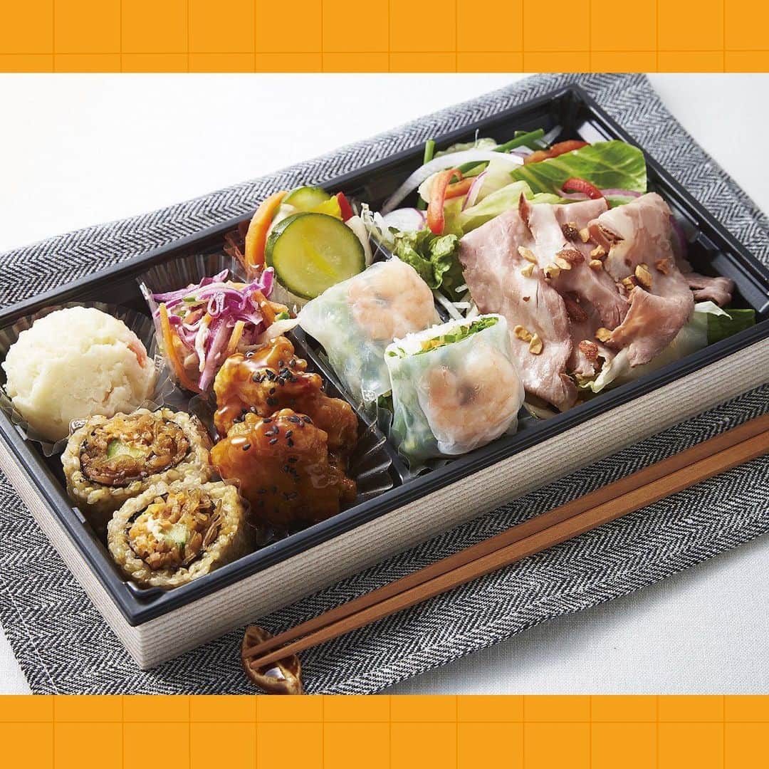 NEWoMan_officialさんのインスタグラム写真 - (NEWoMan_officialInstagram)「[#TAKEOUT_GOURMET] 玄米ライスロールや鶏の黒酢あんかけなど、バラエティ豊かな多品目を楽しめます。 ・ RF1　2F エキナカ #30品目入り Salad bento　¥1,000 ＋tax ・ ※営業時間等の詳細については、ニュウマン新宿公式ホームページにてご案内いたします。 ・ #NEWoMan #おうち時間 #おうちごはん #テイクアウト #テイクアウトグルメ #テイクアウト弁当 #お弁当 #ヘルシーごはん #ヘルシー弁当 #玄米 #お惣菜 #健康食 #東京テイクアウト #テイクアウトランチ #お持ち帰り #foodstagram #夏 #summer #新宿グルメ #tokyo #ニュウマン #ニュウマン新宿 #shinjuku #新宿 #instafood」6月19日 18時02分 - newoman_shinjuku