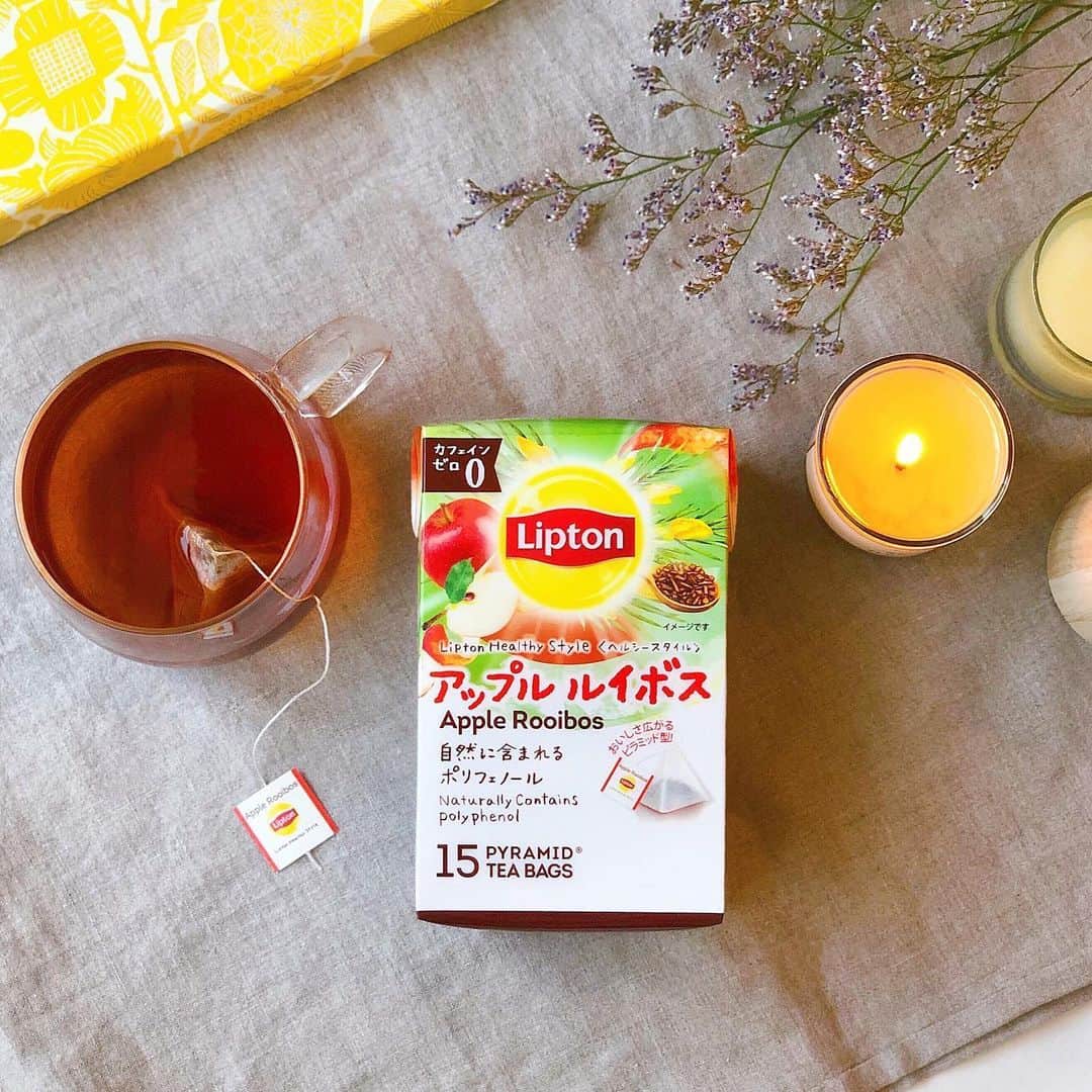 リプトンのインスタグラム：「最近蒸し暑くなってきて、疲れが出ていませんか！？💦 そんな時には、夜のリラックスタイムにアップルルイボスティーを飲んでみて🍎 カフェインレスなので寝る前でも安心！ 厳選されたルイボスのほんのり香ばしい香りと、アップルの甘い香りの組み合わせで、あなただけの癒し時間を楽しんで💤 #リプトン #Lipton #アップルルイボスティー #ルイボスティー #癒し #リラックス #おうちでできること #ほっこり #ひとやすみ #ティータイム #おうち時間 #おうちカフェ #こんな時だからこそ #リプトンでつながる #stayhome #stayconnected #staypositive」