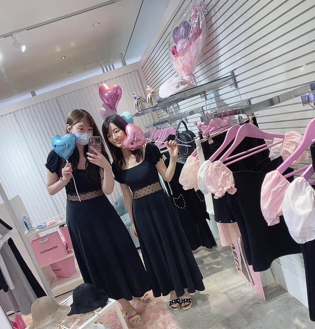 のインスタグラム：「. . @primavely_official  ラフォーレ原宿の2Fに POP UP SHOPやってたので 遊びに行きました💞 . まりちゃんとゆっきいに会えたよ🙆‍♀️💞 . . お腹のところがドットで 透けてて可愛いワンピげっとしたよ💕 お揃い🥰 . . #プリマブリー#ラフォーレ原宿#原宿#原宿shopping#お買物#ワンピース#ロングワンピ#ドット#primavely#popupstore」