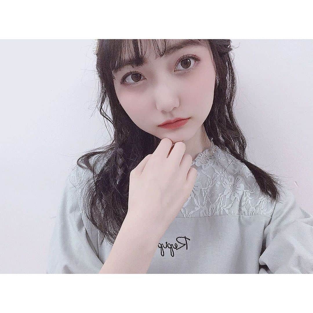 加藤咲希のインスタグラム：「🤔→😳って感じ…？？笑 . . . . . . . . #nicola #ニコラ #モデル #ニコモ #ニコラモデル #加藤咲希 #かとぅ #かとっこ🐱🌸 #オフショ #オフショット #自撮り #黒髪 #巻き髪 #三つ編み #三つ編みアレンジ」