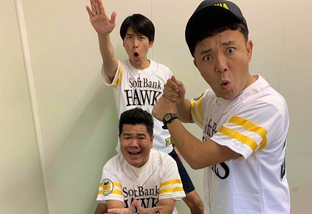 ゴリけんさんのインスタグラム写真 - (ゴリけんInstagram)「さぁいよいよ開幕だ！！！ 僕らも球場でこんな形で応援！ やっぱ野球最高だ！ いや3150だ！！ 頑張れホークス！！ 今年もゴリパラDAYやりたかったな〜。 #ホークス」6月19日 18時16分 - goriken1024