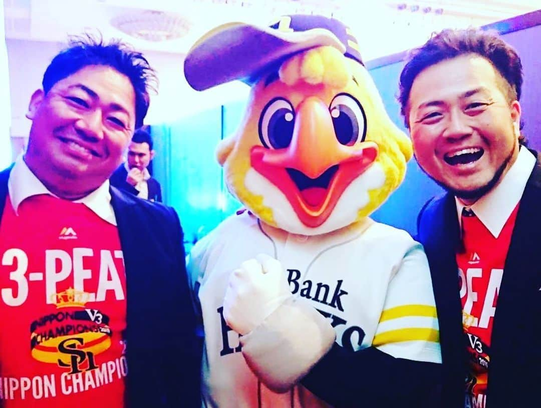 川原豪介さんのインスタグラム写真 - (川原豪介Instagram)「いよいよ待ちに待ったプロ野球開幕やー‼️球場には行けないので客席にパネルを置いて頂きましたー！ 選手の皆さん、オフの間、取材等大変お世話になりましたー！無事にシーズン終えれますように！そして、2軍調整中の選手も早く一軍でバリバリ活躍する姿を待っとりまーす！秋には日本シリーズ4連覇で盛り上がりましょ〜‼️ぬんっ！ #ソフトバンクホークス #内川選手中村晃選手待っとるばい　#ジャスティス #4連覇」6月19日 18時10分 - blueriver_kawa