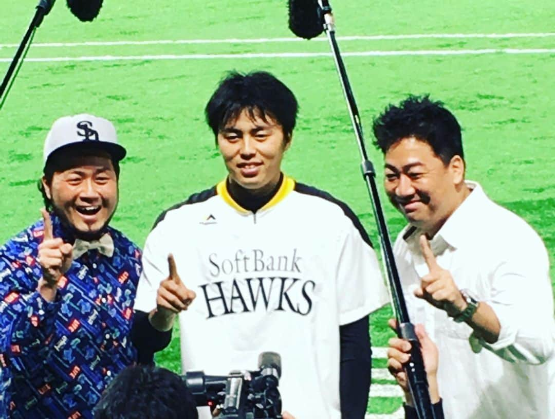 川原豪介さんのインスタグラム写真 - (川原豪介Instagram)「いよいよ待ちに待ったプロ野球開幕やー‼️球場には行けないので客席にパネルを置いて頂きましたー！ 選手の皆さん、オフの間、取材等大変お世話になりましたー！無事にシーズン終えれますように！そして、2軍調整中の選手も早く一軍でバリバリ活躍する姿を待っとりまーす！秋には日本シリーズ4連覇で盛り上がりましょ〜‼️ぬんっ！ #ソフトバンクホークス #内川選手中村晃選手待っとるばい　#ジャスティス #4連覇」6月19日 18時10分 - blueriver_kawa