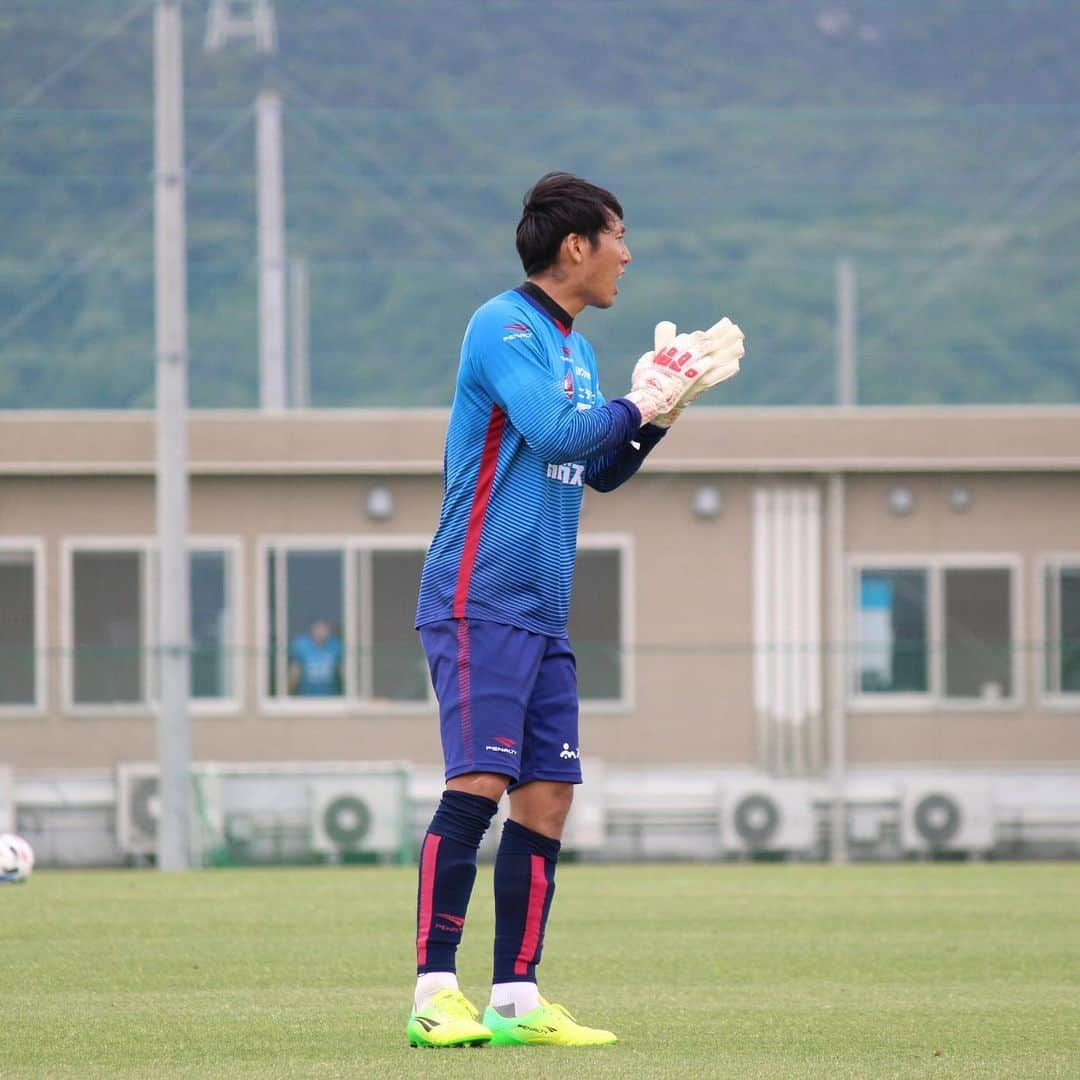 金山隼樹のインスタグラム：「6月12日で32歳になりました🤲  気付けばプロになり10年です！ これまで沢山の方に支えられ、そして背中を押して頂きここまでこれた事を本当に嬉しく思います！  また今年は皆さんとなかなか会う事ができませんが、沢山のプレゼントを送って頂き毎年誕生日が凄く楽しみです！笑  これからも自分らしく、笑顔で元気に若々しくやっていきますので、これからも熱い応援をよろしくお願いします🙏 そして、来週からＪリーグ再開⚽️ 楽しみで仕方ない。  #ファジアーノ岡山　#金山隼樹」