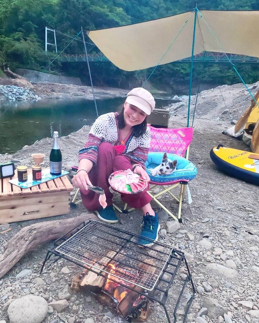 芳美リンさんのインスタグラム写真 - (芳美リンInstagram)「お肉×ゼクト（ドイツのスパークリングワイン）のマリアージュ♥  お肉は赤のイメージですが、アウトドアでは泡がやっぱり合う😀と思います！ 特に暖かい季節はね。  お肉にはサンチュで巻いて、がく味噌をつけて食べました。 美味しいー😀  好みのお酒と、いいお味噌で、 お肉の格上げに成功♥  #花誠 @hanasei_motoyama #がく味噌#pr #ベックシュタイン　﻿ #ドイツワイン　﻿ #オスモ#フードフレンドリー﻿ #ワイン好きとつながりたい﻿ #ペアリング﻿ @becksteinwine #ドイツワインスペシャルアンバサダー﻿ #青野原野呂ロッジキャンプ場﻿﻿﻿﻿﻿﻿ #鹿番長#captainstag﻿ #キャンプ#アウトドア#アウトドア女子﻿﻿﻿ #女子キャンパー﻿#キャンプ#camp﻿#goprojp #takibipic #オシャキャン掲載希望 #キャンジョ #campzine掲載希望 #vastlandリポート #lantern_smile」6月19日 18時13分 - lynn.lynn5