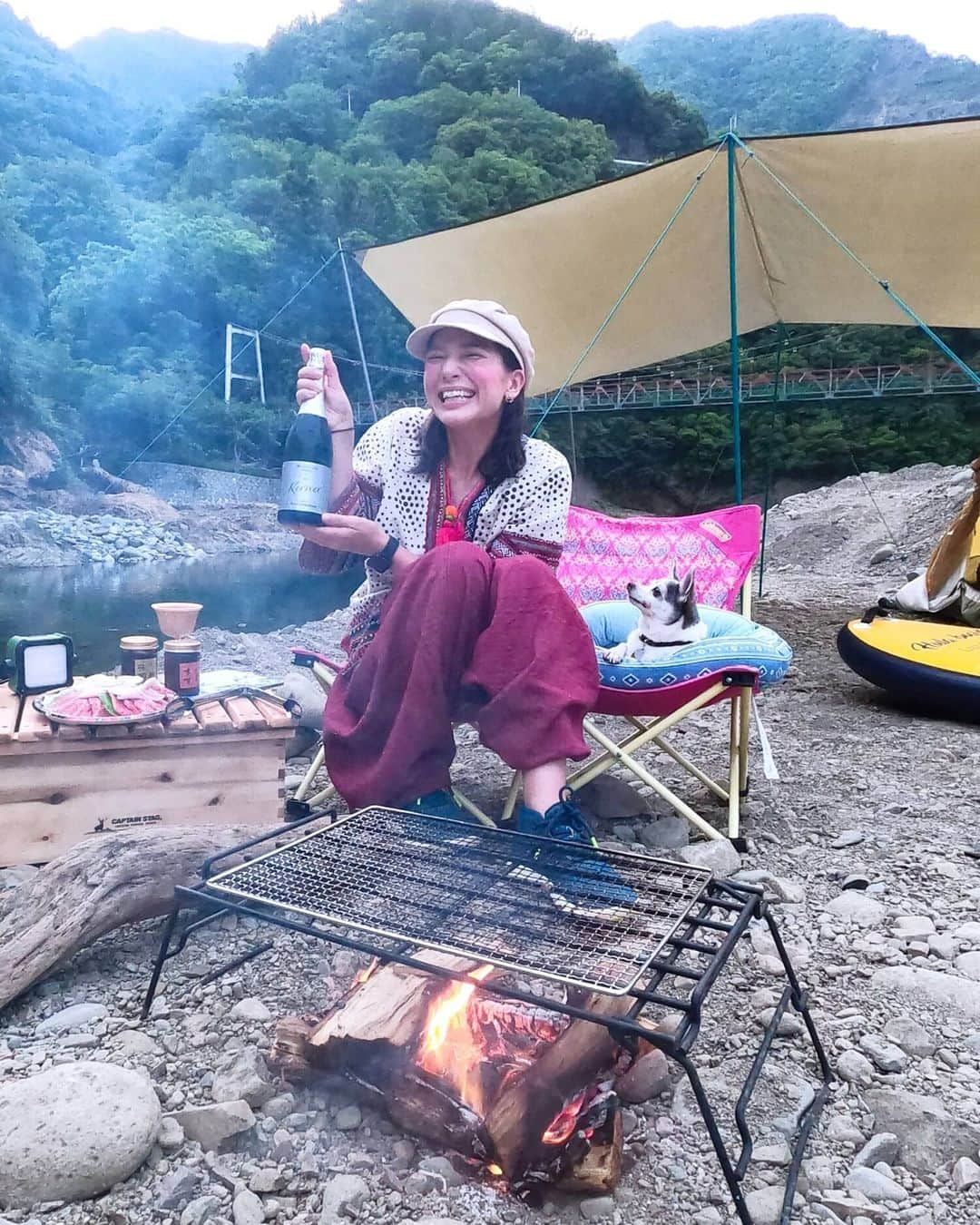 芳美リンさんのインスタグラム写真 - (芳美リンInstagram)「お肉×ゼクト（ドイツのスパークリングワイン）のマリアージュ♥  お肉は赤のイメージですが、アウトドアでは泡がやっぱり合う😀と思います！ 特に暖かい季節はね。  お肉にはサンチュで巻いて、がく味噌をつけて食べました。 美味しいー😀  好みのお酒と、いいお味噌で、 お肉の格上げに成功♥  #花誠 @hanasei_motoyama #がく味噌#pr #ベックシュタイン　﻿ #ドイツワイン　﻿ #オスモ#フードフレンドリー﻿ #ワイン好きとつながりたい﻿ #ペアリング﻿ @becksteinwine #ドイツワインスペシャルアンバサダー﻿ #青野原野呂ロッジキャンプ場﻿﻿﻿﻿﻿﻿ #鹿番長#captainstag﻿ #キャンプ#アウトドア#アウトドア女子﻿﻿﻿ #女子キャンパー﻿#キャンプ#camp﻿#goprojp #takibipic #オシャキャン掲載希望 #キャンジョ #campzine掲載希望 #vastlandリポート #lantern_smile」6月19日 18時13分 - lynn.lynn5