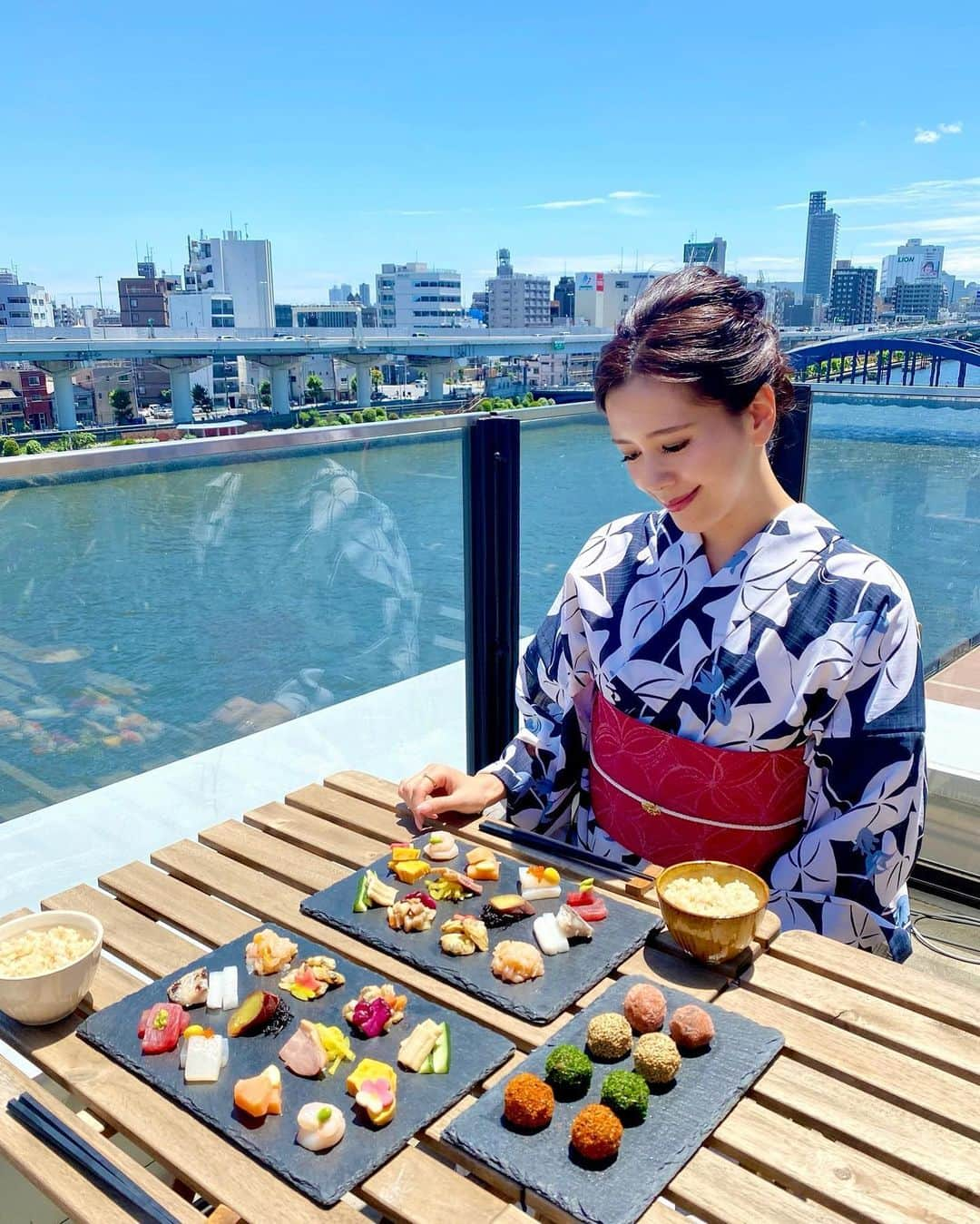 黒田麻理耶さんのインスタグラム写真 - (黒田麻理耶Instagram)「﻿. 浅草で絶景ランチ🌁💁‍♀️🥢 . ここに行ってみたい❣️と以前からcheckしていた 「和色(@washoku_asakusa)」へ👩‍❤️‍👩 テラス席からの眺めが最高でした👏(夜も良さそう🥰) . 12種類のおばんざいが並んだ和色プレート御膳✨ 見た目が可愛いカラーボールは 自家製のみそぼーる…お味噌汁なんです🥺 4種類(あおさ、ごま、桜海老、七味)の味があって、 お湯に溶かすと白味噌の甘さが広がる😋❣️ . とっても美味しくいただきました🙏✨ . #体験Dining和色  #和色  #washoku  #浅草 #和食  #浅草ランチ  #浅草グルメ #浅草着物レンタル  #浅草浴衣レンタル #東京着物レンタル  #江戸和装工房雅  #pr #コラボベース  #浴衣  #浴衣ヘア」6月19日 18時25分 - mariya_kuroda