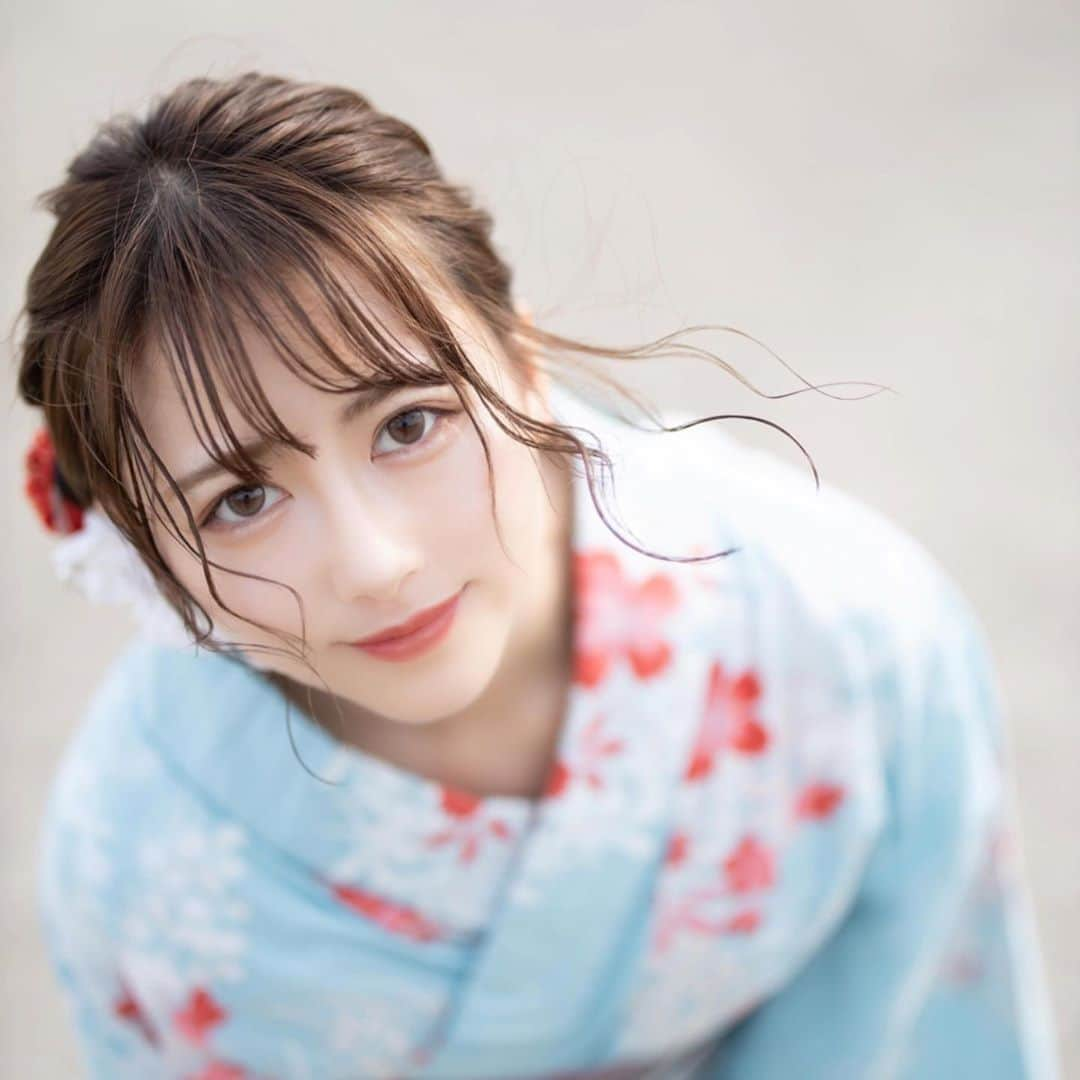 塚本美玲のインスタグラム：「海と浴衣🐳眩しいから目瞑りがち﻿ ﻿ ﻿ ﻿ ﻿ 浴衣　@kamakura.kimono.kanon  photo by @shin.photogram ﻿ ﻿ #海#浴衣#浴衣女子#夏#ポートレート#撮影#beach#portrait#yukata#photography」