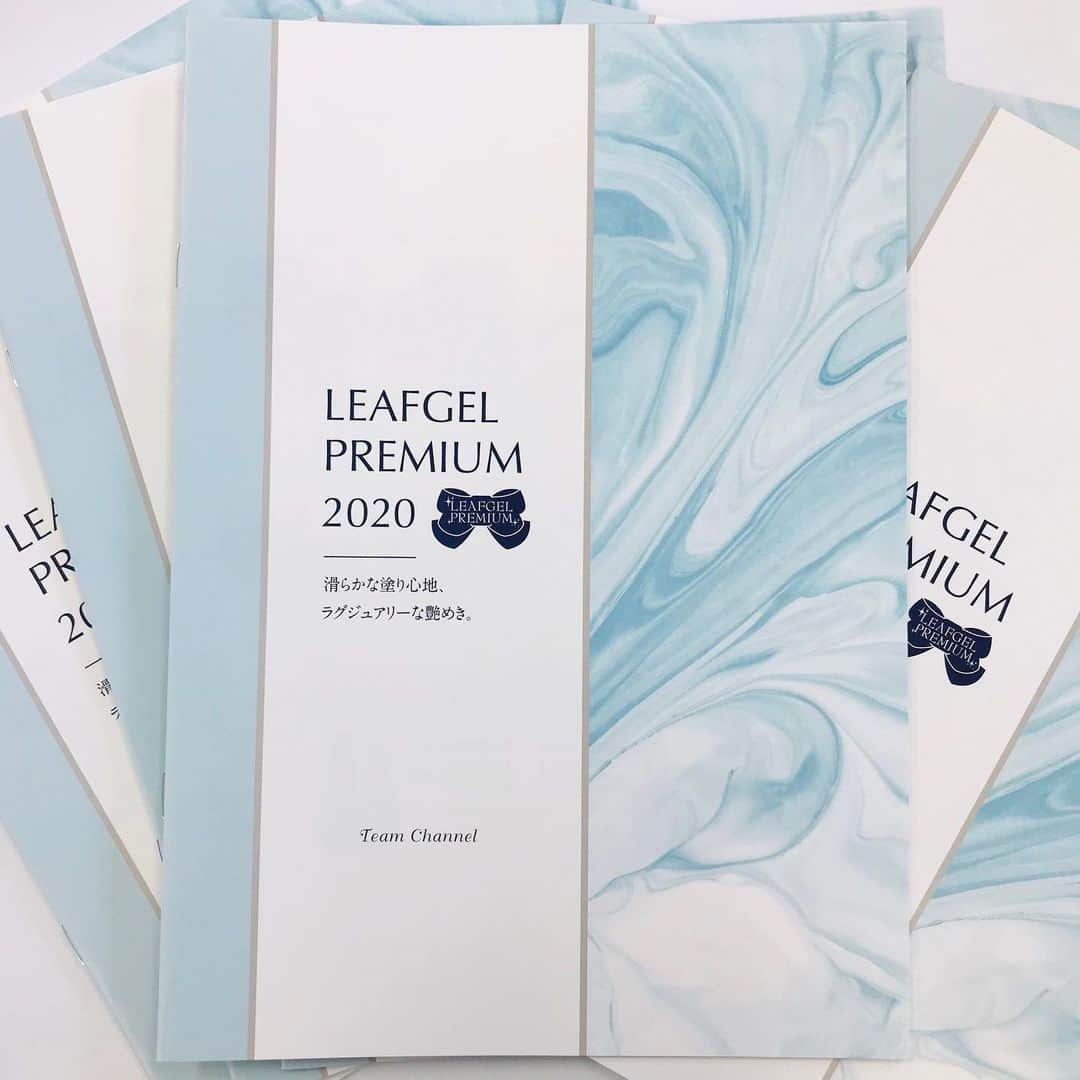 のインスタグラム：「〜New Catalog〜 カタログが新しくなりました🎀  こちらはLEAFGEL PREMIUM ホームページからもダウンロードして頂けます✨ ＊トップページ→ダウンロード→カタログ  ぜひチェックして下さい😃 #leafgel #leafgelpremium  #リーフジェル　#リーフジェルプレミアム　#カタログ　#catalog #2020」