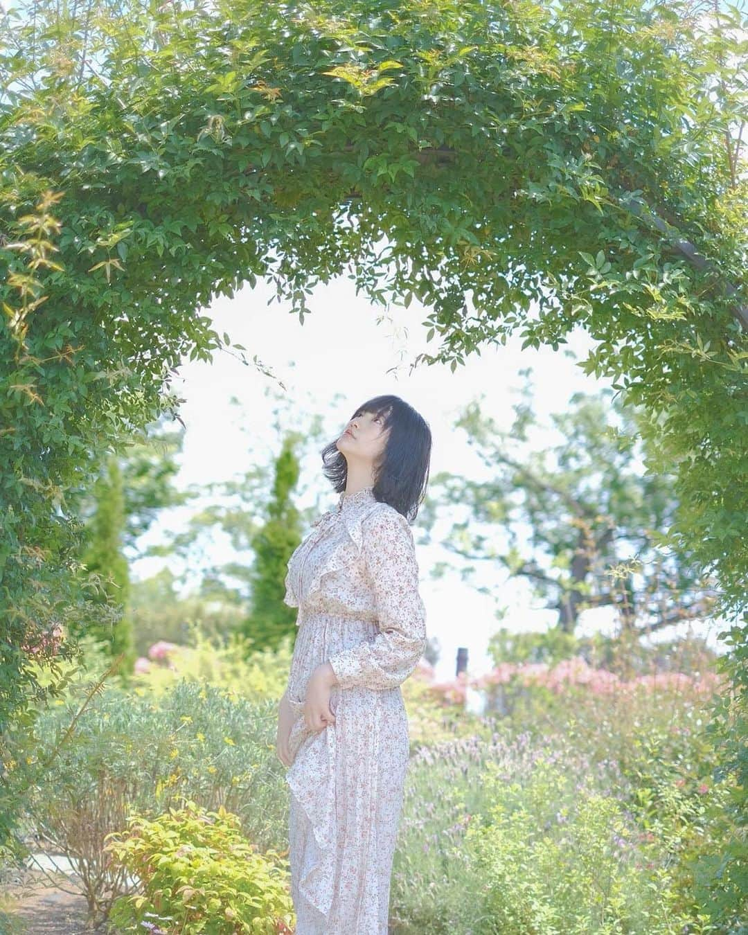 そよんさんのインスタグラム写真 - (そよんInstagram)「🌿🌿🌿 . . . . .  #作品撮り #ポートレート #ポートレート撮影 #ポトレ #ポトレ女子 #ポートレート女子 #ポートレートモデル #ポートレートモデル募集 #ポートレートしま専科 #撮影会 #撮影会モデル #カメラマン募集 #写真好きな人と繋がりたい #被写体 #被写体になります #被写体モデル #カメラマンさんと繋がりたい #撮影依頼募集中 #自然 #お写んぽ #緑 #ポートレートしま専科 #portrait_shot #good_portraits_world  #ワンピース #白ワンピ」6月19日 18時20分 - soyon_1231