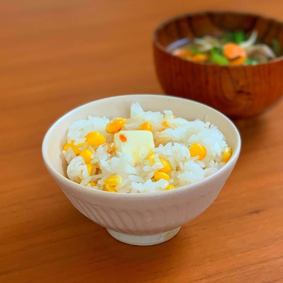 平川彩佳のインスタグラム：「. #とうもろこしご飯 . 梅雨寒の今日に ぴったりなメニューな気がする。 バターと醤油で 美味しくいただきました🌽」