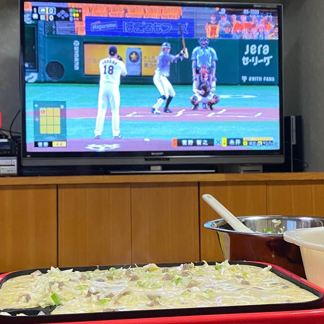 藤井ペイジさんのインスタグラム写真 - (藤井ペイジInstagram)「たこ焼き食べながらプロ野球の開幕をお祝いやで。阪神タイガースが勝つとこ見届けます。」6月19日 18時33分 - fujii_page